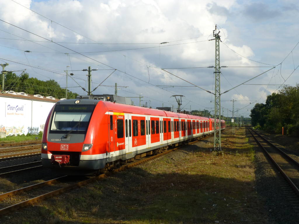 Zwei 422er als S1 bei der Einfahrt in D-Eller, vorne ist 422 009 mit dem Namen  Stadt Dortmund , 25.9.15.