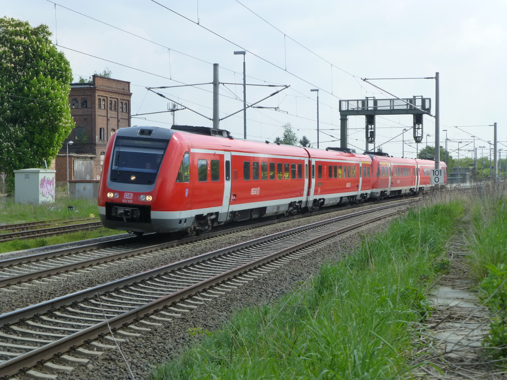 Zwei 612er mit Nummer 635 vorne durchfahren am 29.4. Erfurt-Vieselbach.