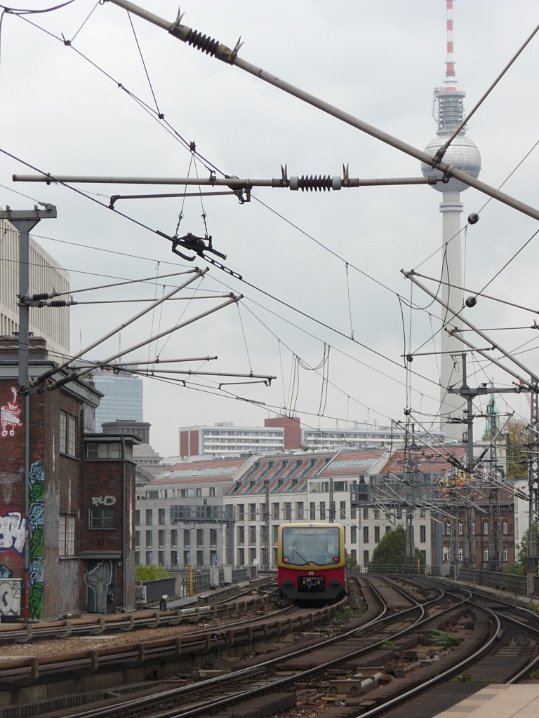 Zwei Berliner Wahrzeichen in beschi***enem Bildaufbau festgehalten: Telespargel und Taucherbrille (Fernsehturm am Alexanderplatz und BR481). Dieses  schicke  Motiv ist am alten Grenzbahnhof Berlin-Friedrichstrae mglich, der seinerzeit mal zweigeteilt war.