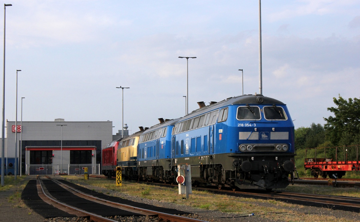 Zwei blaue Diesel Schlümpfe eine Blondine und ein Rasenmäher im Bw Niebüll. 09.08.2020