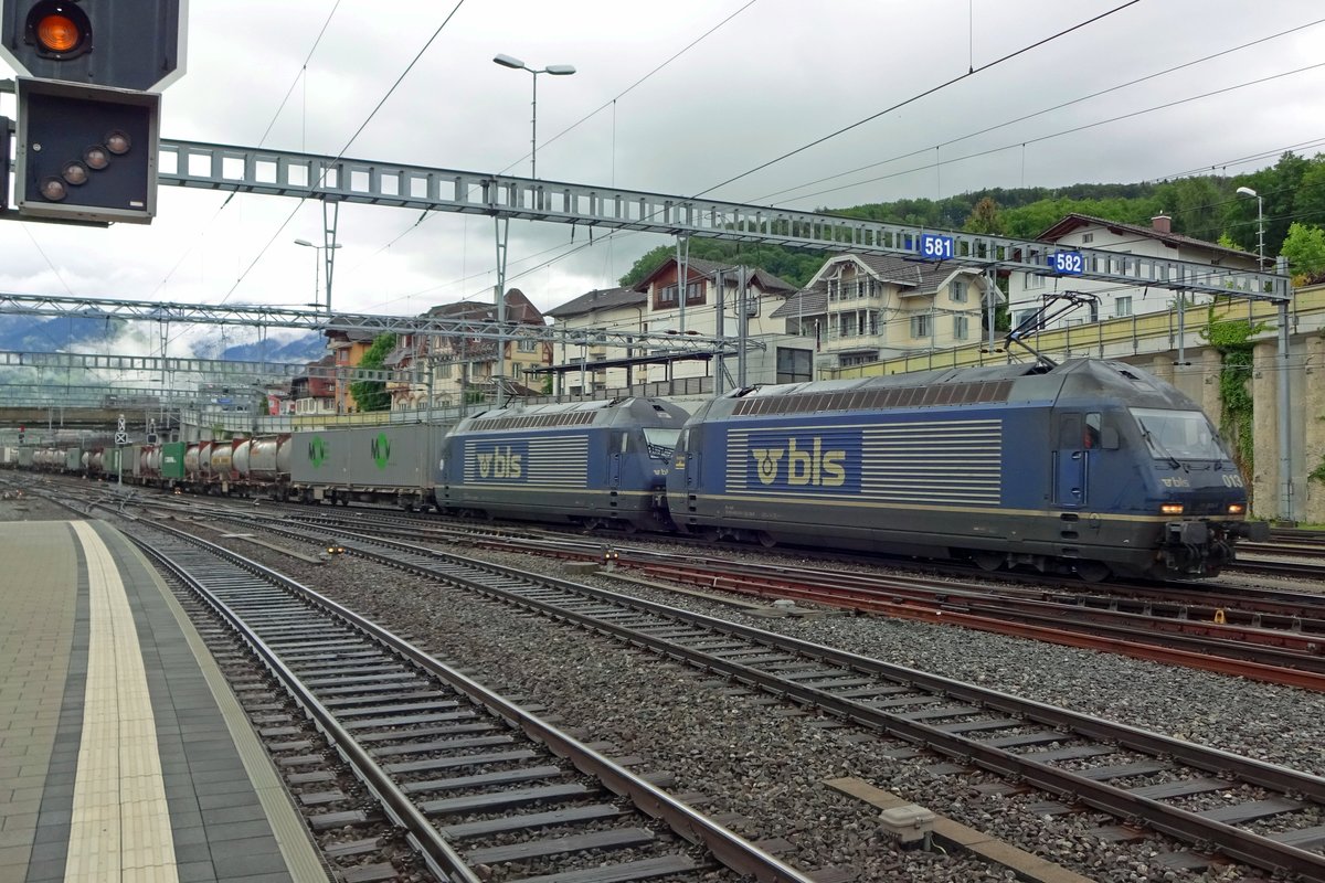 Zwei BLS 465er, davon 465 013 am Spitz, treffen mit ein KLV aus Melzo am 29 Mai 2019 in Spiez ein.