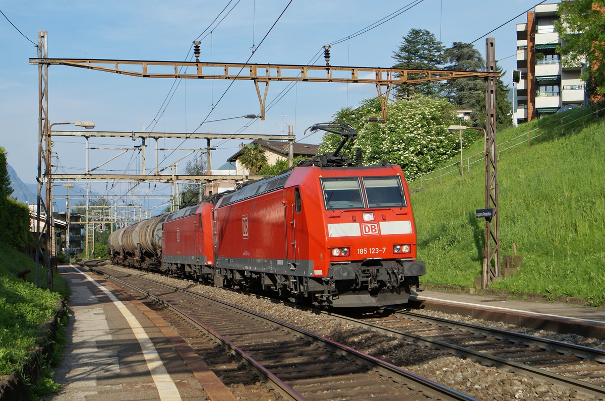 Zwei DB 185 mit einem G�terzug Richtung Norden weit im S�den der Schweiz bei Lugano Paradiso.
5. Mai 2014