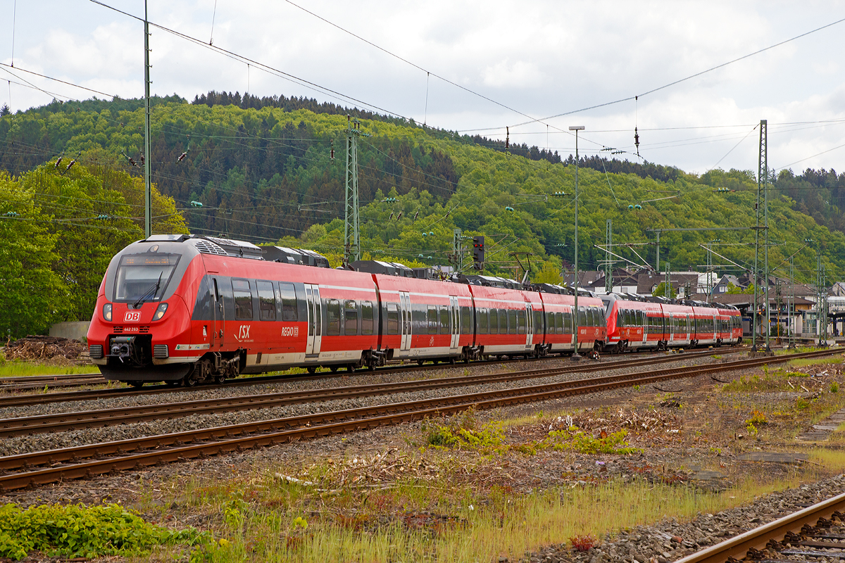 
Zwei gekoppelte 4-teilige Bombardier Talent 2 ( 442 263/763 und ein weiterer) der DB Regio NRW fahren am 17.05.2015, als RE 9 (rsx - Rhein-Sieg-Express) Siegen - Köln - Aachen, von Betzdorf/Sieg weiter in Richtung Köln.