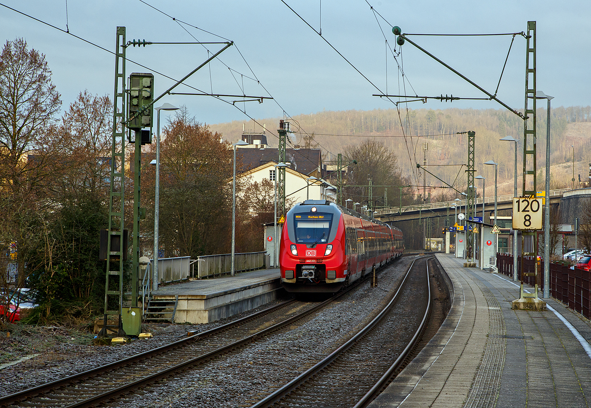 Zwei gekuppelte Bombardier Talent 2 der DB Regio NRW (der fünfteilige 442 301 / 442 801 und der vierteilige 442 255 / 442 755) am 12.01.2022, als RE 9 - Rhein Sieg Express (RSX) Siegen - Köln – Aachen, beim Halt im Bahnhof Kirchen/Sieg. 