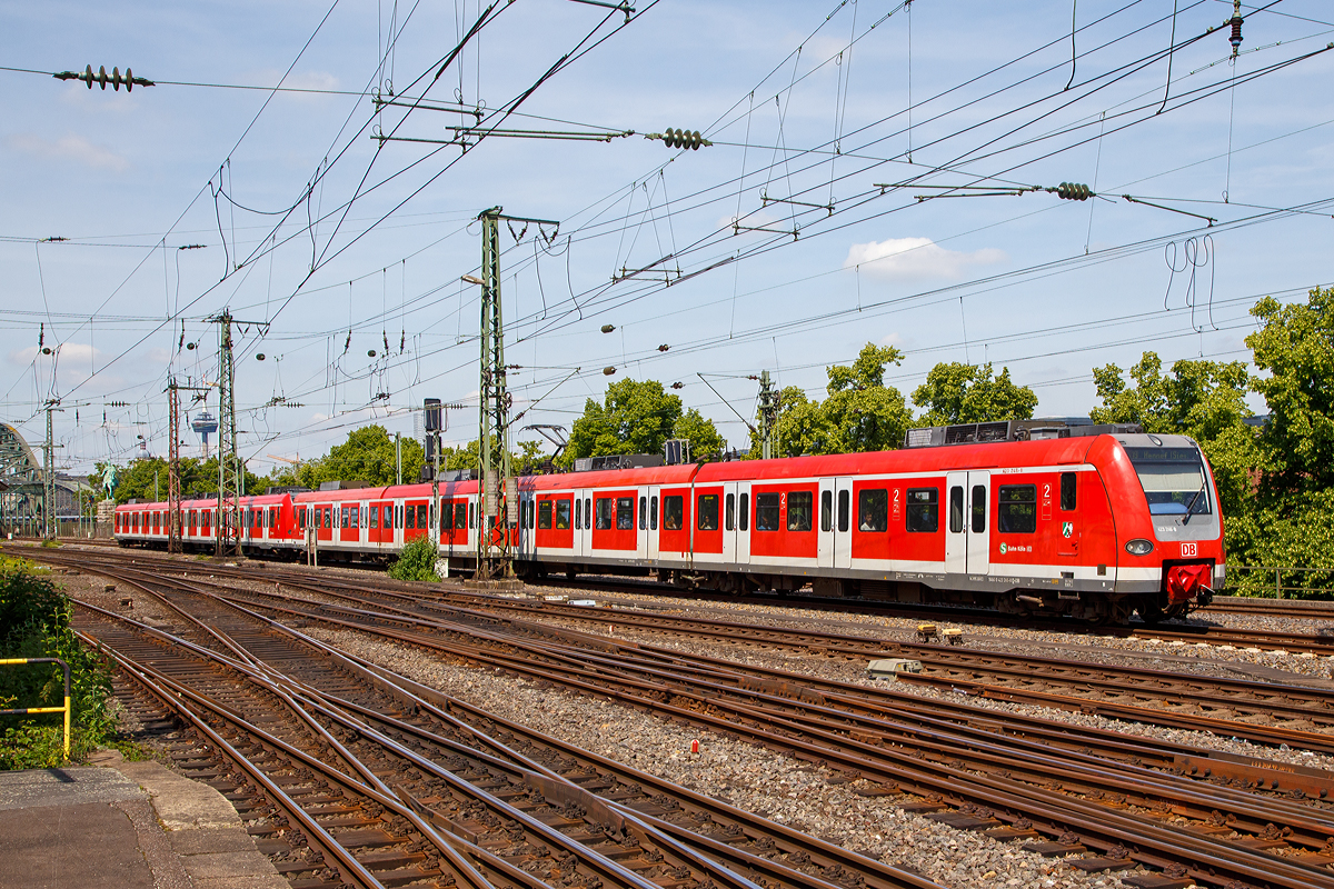 
Zwei gekuppelte ET 423 der S-Bahn Köln erreichen am 01.06.2019, als S 19 nach Hennef (Sieg), den Bahnhof Köln Messe/Deutz.