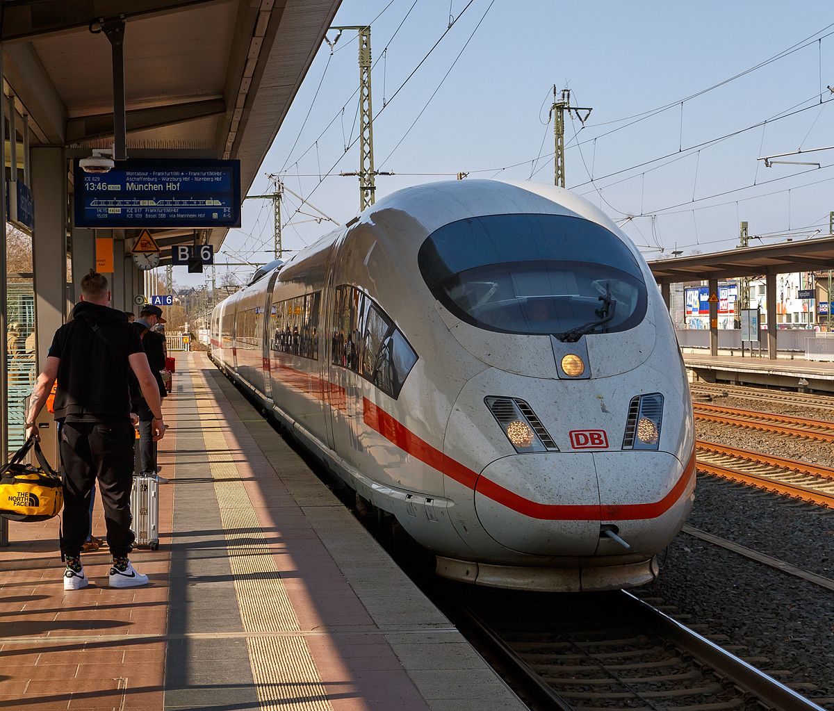 Zwei gekuppelte ICE 3 der BR 403 erreichen als ICE 629 (Essen Hbf nach München Hbf) auf Gleis 6 den Bahnhof Siegburg/Bonn. Vorne ist sogar Tz 304 “München“ (Wagen 31 bis 39), hinten der Tz 310g  “Wolfsburg“ (Wagen 21 bis 29). 