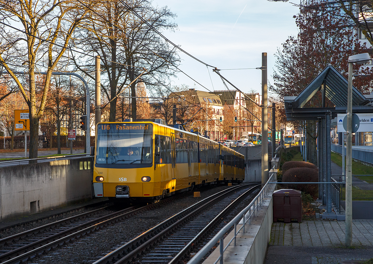 Zwei gekuppelte SSB - Doppeltriebwagen 3360/3359 und ein weiterer vom Typ DT 8.11 erreichen am 27.12.2016, als Linie U6 (nach Fasanenhof), die Haltestelle Alpstrae in Degerloch. 

Mit einem vernderten Design hielt in den Jahren 1999 und 2000 der Typ DT 8.10 Einzug. Es wurden 23 Triebzge wurden von Siemens produziert und sind nur fr den Einsatz an Hochbahnsteigen vorgesehen. Ein Faltenbalg ermglicht den Durchgang zwischen den beiden Wagen. Die grten optischen Unterschiede zu den Vorgngerserien sind die gewlbten Stirnseiten und die in Ruheposition versenkten Kupplungen. Technisch unterscheiden sich die neuen Fahrzeuge deutlich von ihren Vorgngern, was eine Kupplung mit ihnen unmglich macht. Zwischen 2004 und 2005 wurden dann 27 weitere Doppeltriebwagen beschafft, diese wurden jedoch von Bombardier gebaut, sind baugleich mit den DT 8.10, aber werden als DT 8.11 (Wagennummern 3347–3400) bezeichnet..

Die die DT 8.10 und DT 8.11 besitzen ein Zugbussystem (SIBAS 32) und einen modernen Drehstromantrieb mit nunmehr einem Fahrmotor pro Achse (bisher ein Fahrmotor fr beide Achsen eines Drehgestells).

TECHNISCHE DATEN der DT 8.11:
Spurweite:  1.435 mm (Normalspur)
Achsformel: Bo‘ Bo‘ + Bo‘ Bo‘
Lnge ber Kupplung:  38.560 mm 
Hhe:  3.715 mm
Breite: 2.650 mm
Leergewicht: 55 t
Hchstgeschwindigkeit: 80 km/h
Dauerleistung:  8120 kW (960 kW)
Stromsystem:  750 V Gleichstrom