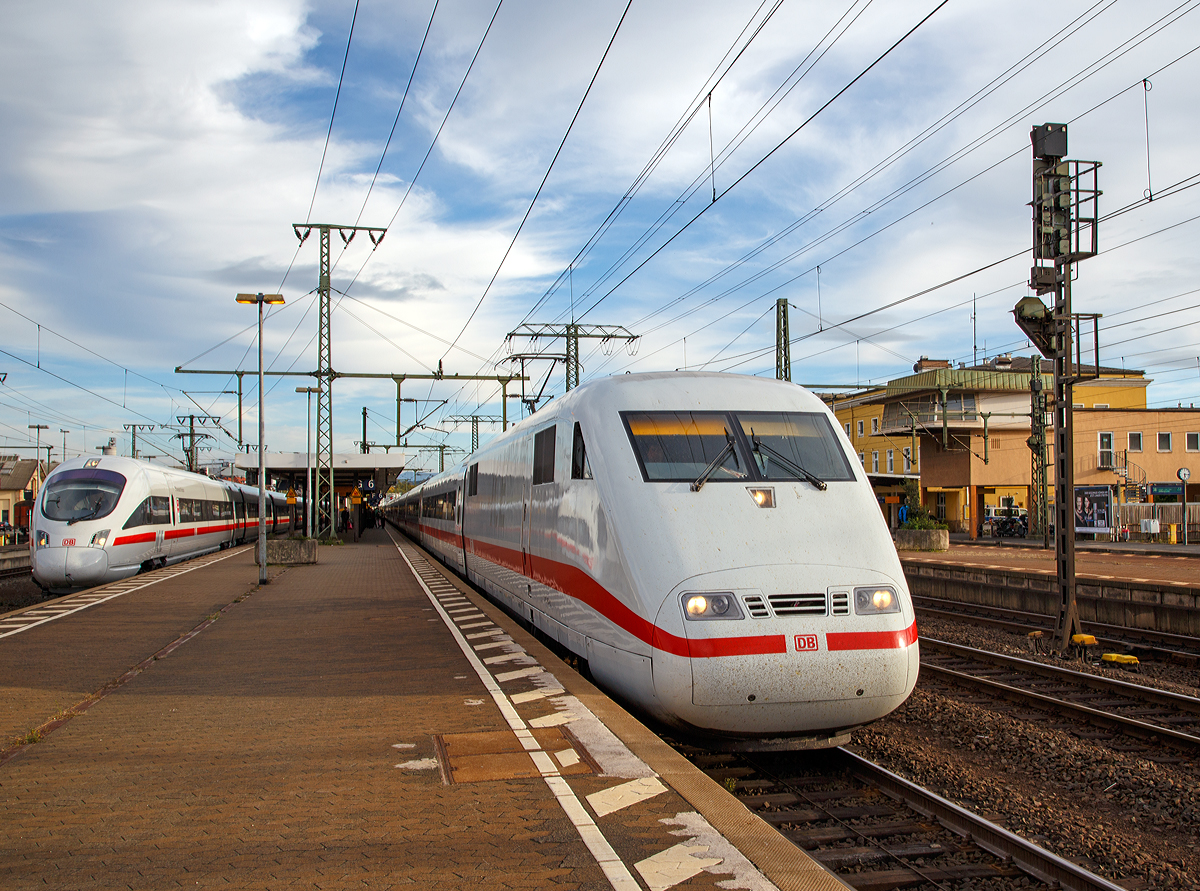 
Zwei ICE beim Halt im Bahnhof Fulda am 05.10.2015 - Rechts auf Gleis 6 der ICE 1 - Tz 154  Flensburg  (401 054-2 / 401 554-1) und links auf Gleis 7 der fünfteilige ICE T  - Tz 1524  Hansestadt Rostock  (415 024-9 / 415 524-8) gekuppelt mit dem siebenteiligen ICE-T - Tz 1158  Falkenberg/Elster   (411 058-1 / 411 558-0).