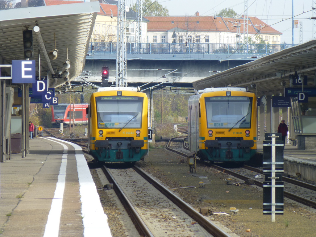 Zwei ODEG-Regioshuttles (VT 650.63 und .65) stehen am 1.11.13 in Berlin-Lichtenberg bereit. Im Hintergrund ein 646 der DB.