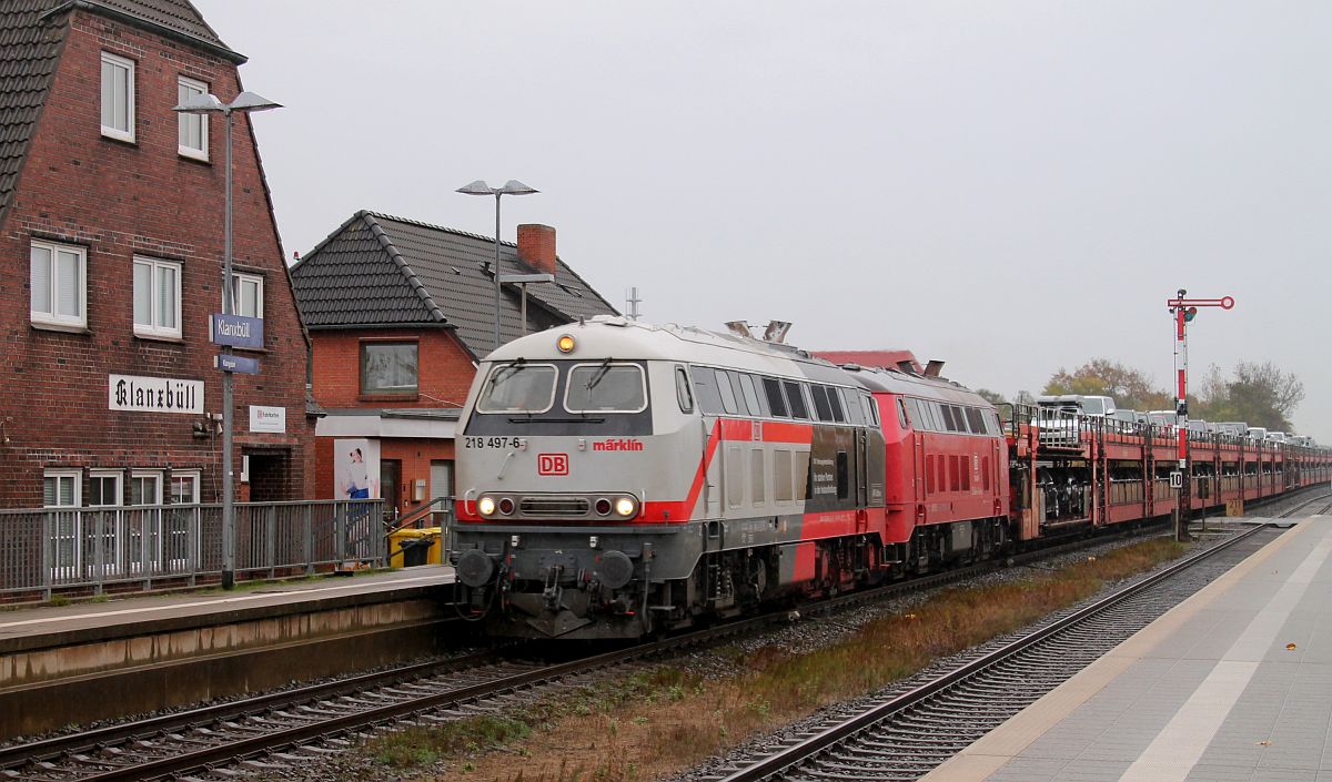 Zwei Stunden später kommt das illustre Gespann mit einem Syltshuttle nach Westerland/Sylt zurück, jetzt ist die  Märklin  Lok 218 497 vorne, Klanxbüll 30.10.2021