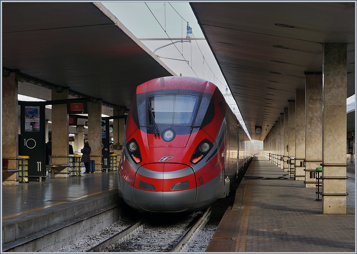 Zwei Trenitalia ETR 400 (Frecciarossa 1000) warten in Firenze SMN auf die Abfahrt.
14. Nov. 2017