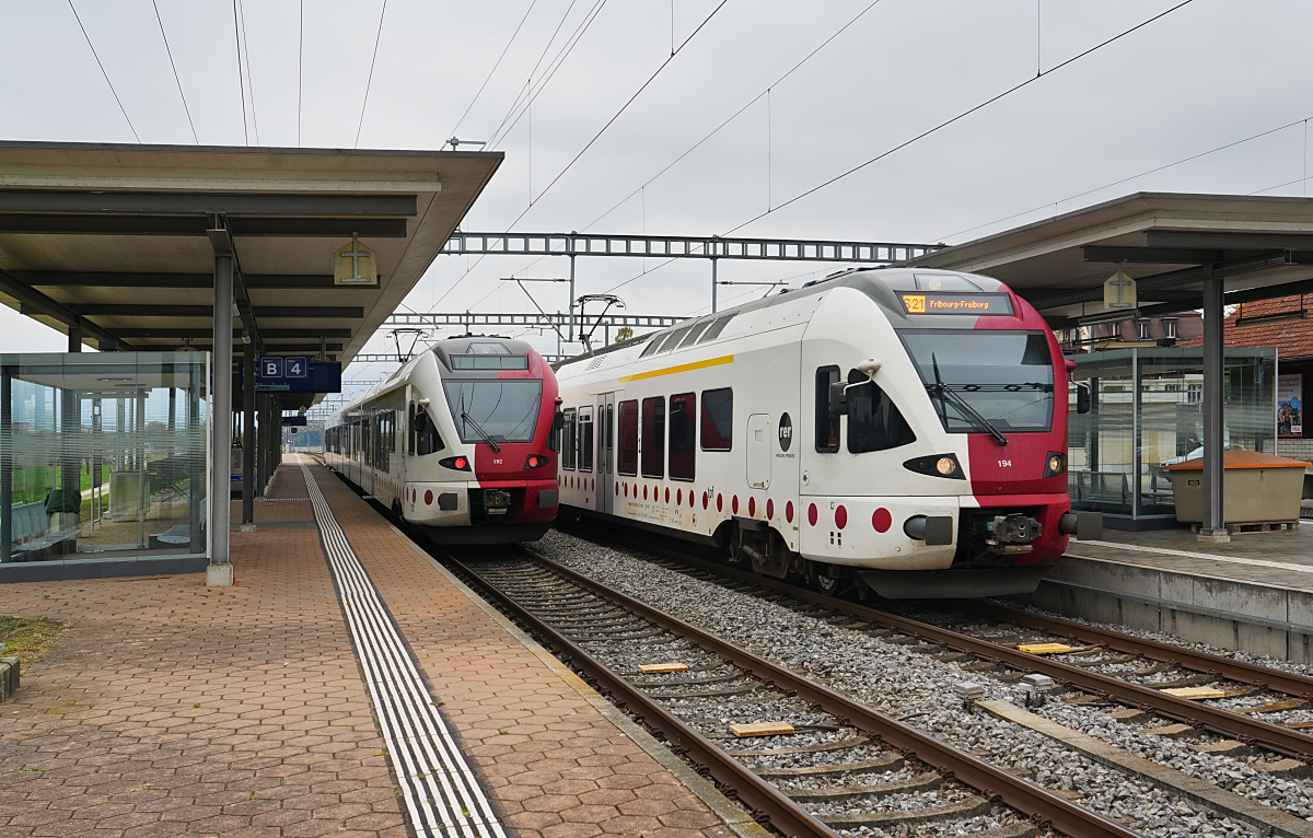 Zwei Züge der Linie S 21 (links RBDe 527 192 nach Neuchatel, rechts RBDe 527 194 nach Fribourg) treffen sich am 11.10.2025 im Bahnhof Ins