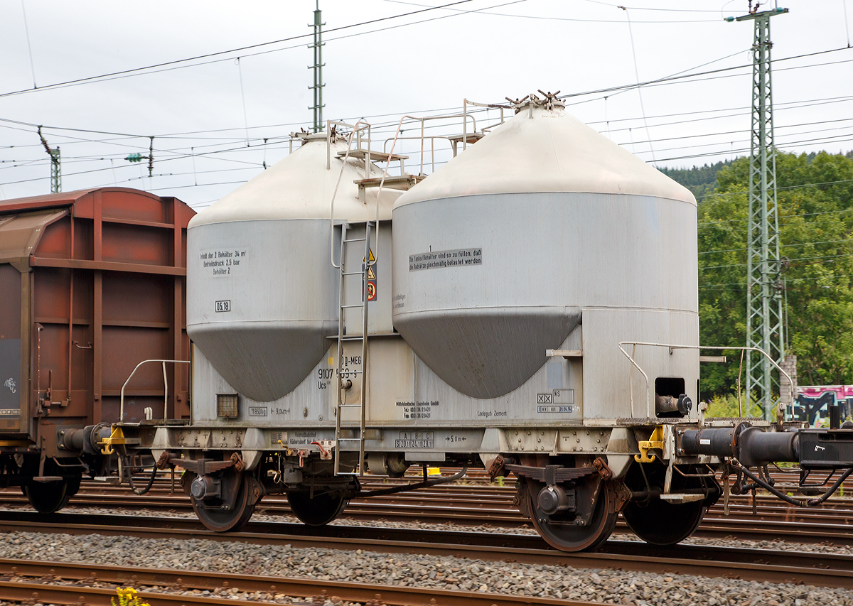 Zweiachsgier Zement Silowagen mit Druckluft-Entleerung der Gattung Ucs 909 (ex Staubbehlterwagen Kds 56), 33 80 D-MEG 9107 569-9 der Mitteldeutsche Eisenbahn GmbH (ein Tochterunternehmen der DB
Cargo AG und der VTG Rail Logistics GmbH) am 16.07.2016 im Zugverband (bei einer Zugduchfahrt) in Betzdorf/Sieg..

TECHNISCHE DATEN:
Gattung: Ucs 909 (ex Kds 56)
Spurweite: 1.435 mm
Lnge ber Puffer : 9.040 mm
Achsabstand: 5.000 mm
Wagenhhe:  4.616 mm (wegen der Wagenhhe nicht mehr RIV-fhig)
Hchstgeschwindigkeit: 100 km/h 
zul. Gesamtgewicht: 40,00 t
Eigengewicht: 11.850 kg
Nutzlast: 28,1 t
Kleinster bef. Halbmesser: 35 m
Gesamtvolumen: 34 m (2x 17 m)
Betriebsdruck: 2,50 bar
Prfdruck: 5 bar
Tankcode: 05.18 
Ladegut: Zement