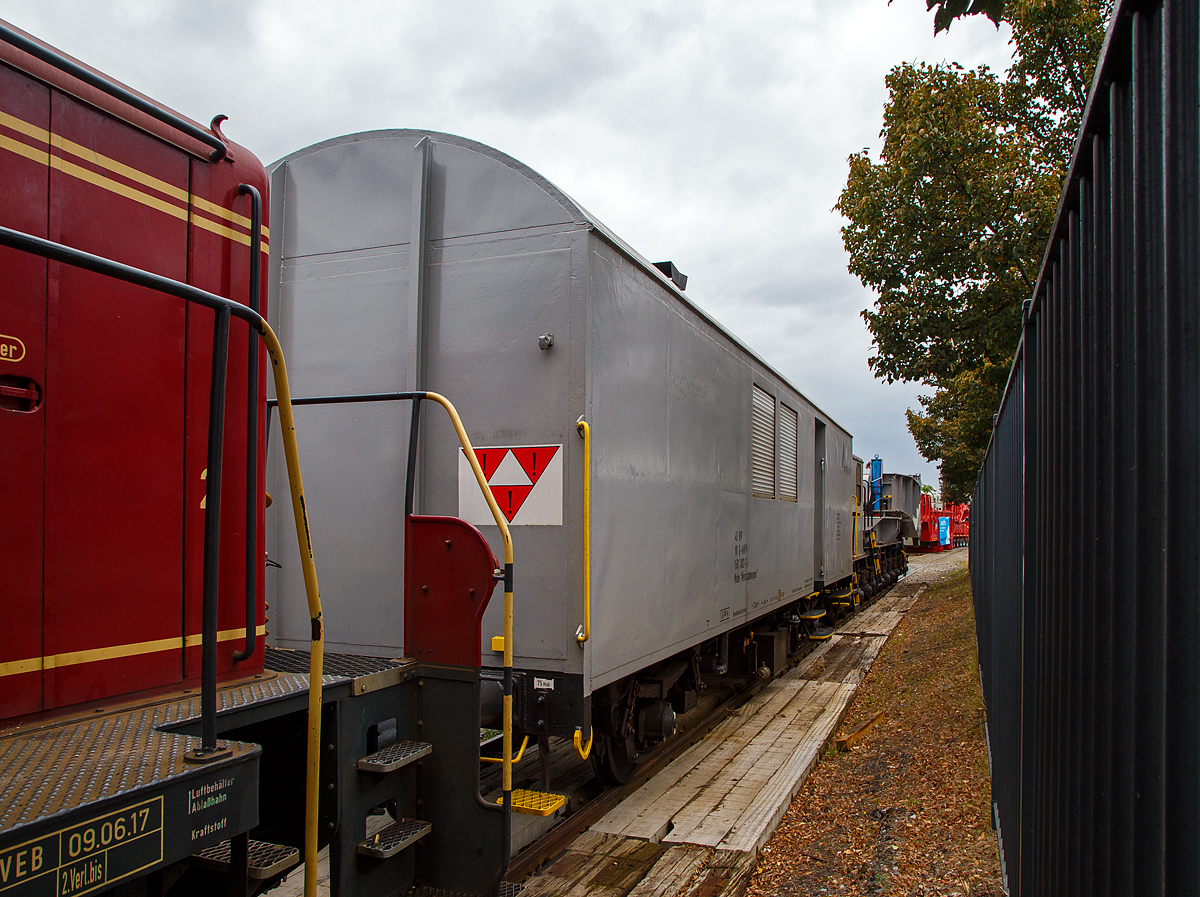 Zweiachsiger Begleitwagen (Wohn- Werkstattwagen 440) 40 80 1501 002-3 D-AMPR der Amprion GmbH (ex RWE Energie AG) zum Tragschnabelwagen abgestellt im Zugverband am 03.10.2021 in Kreuztal auf dem Betriebsgelände der KAF (fotografiert vom Gehweg durch den Zaun). 

Diese Wagen mit 2 Betten, Dusche und Webasto- Zentralheizung einem Tank für 800 l Heizöl,  22 dieser Fahrzeuge sind aus Gedeckte Güterwagen der Gattung Gos 245 entstanden. Die Fahrzeuge besitzen einen Tank für Abwasser und WC. Zur Ausrüstung gehört eine Kochnische. In der Werkstatt befinden sich eine Werkbank mit Schraubstock und ein Regal.

TECHNISCHE DATEN (gemäß Anschriften):
Spurweite: 1.435 mm (Normalspur)
Anzahl der Achsen: 2
Länge über Puffer: 12.500 mm
Achsabstand : 6.800 mm
Eigengewicht: 16.000 kg
Höchstgeschwindigkeit: 100 km/h 
Bremse: KE-GP (LL)
Bremssohle: IP 116