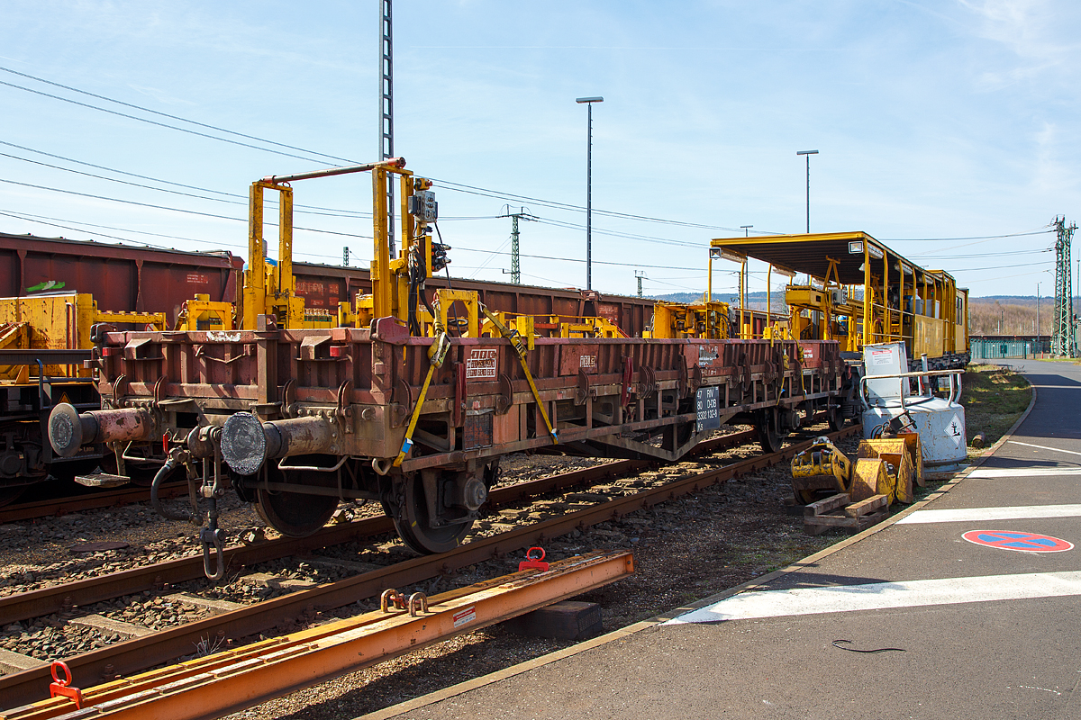 Zweiachsiger Flachwagen der Gattung KS, RIV D-DB 47 80 3302 132-8, abgestellt am 25.03.2017 beim ICE-Bahnhof Montabaur, hier vor dem Schienenwechselsystem „Railer 3000“  der Vossloh Rail Service mit Zubeh�rteilen. Technische Daten:
Spurweite: 1.435 mm
Achsanzahl: 2
L�nge �ber Puffer: 12.100 mm
Achsabstand: 8.000 mm
Eigengewicht: 11.830 kg
Tragf�higkeit: 29,1 t
H�chstgeschwindigkeit: 100 km/h bis 25,1 t Zuladung, bei h�herer Zuladung 90 km/h