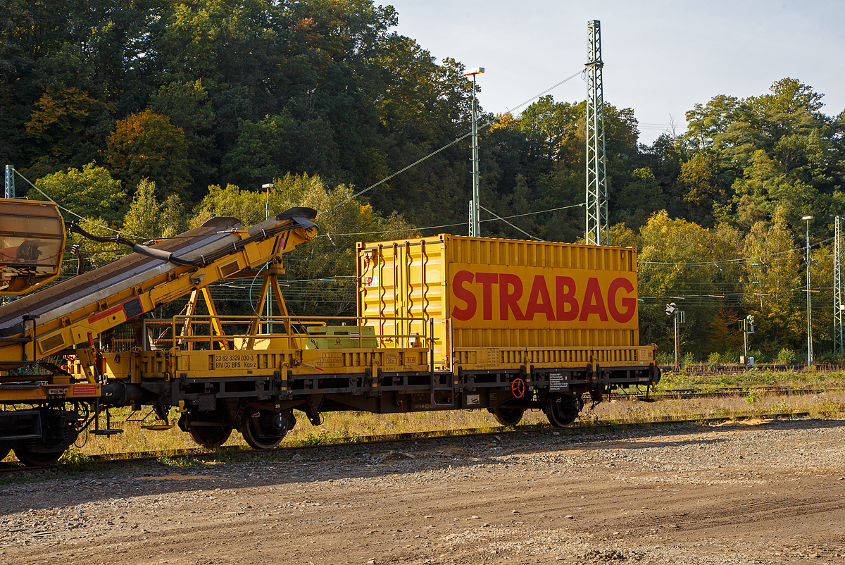 Zweiachsiger Flachwagen mit Seiten- und Stirnwandklappen der  Gattung Kgs-z, 23 62 3329 030-3 CG-BRS, der Strabag BMTI Rail Service GmbH (Berlin), eingestellt in Montenegro, als Schutzwagen zu einer Materialförder- und Siloeinheit MSF 100, abgestellt am 17.10.2021 in Betzdorf (Sieg).

TECHNISCHE DATE:
Spurweite: 1.435 mm
Achsanzahl: 2
Länge über Puffer: 14.020 mm
Achsabstand: 8.000 mm
Laufraddurchmesser: 920 mm (neu)
Länge der Ladeflächen: 12.700 mm
Höchstgeschwindigkeit: 100 km/h (beladen) / 120 km/h (leer)
Eigengewicht: 13.920 kg
max. Zuladung: 26, 0 t (ab Streckenklasse C)
Bauart der Bremse: KOC, O-GP (LL)
Bremssohle: IB 116
Handbremse: Ja
Intern. Verwendungsfähigkeit: RIV