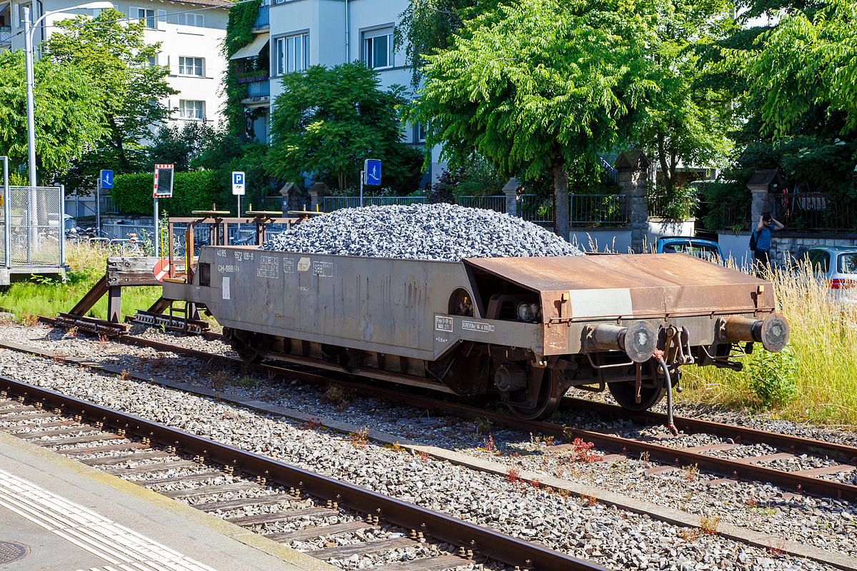 Zweiachsiger SBB Talbot Schotterwagen (Schwerkraft-Selbstentladung) mit einer Brems- und Bedienbühne, 40 85 9572 109-8 CH-SBBI, der Gattung Xs, der SBB Infrastruktur, abgestellt am 07.06.2015 beim Bahnhof Zürich-Tiefenbrunnen.

TECHNISCHE DATEN:
Hersteller: Talbot, Aachen (D)
Baujahr: ca. 1963
Spurweite: 1.435 mm (Normalspur)
Anzahl der Achsen: 2
Länge über Puffer:10.240 mm
Achsabstand: 6.500 mm
Eigengewicht: 13.000 kg
Max. Zuladung: 27,0 t
Zuladung bei Lastgrenze S: 23,0 t (ab Streckenklasse B)
Max. Ladevolumen: 15 m²
Bremse: O-GP-A max. 27 t
Zulassungen: SBB / SNCF