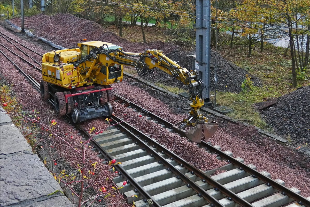 Zweiwege Bagger Atlas 1404 MZ beim befllen der neu verlegten Weiche mit Schotter nahe Goebelsmhle. 30.10.2017 (Hans)