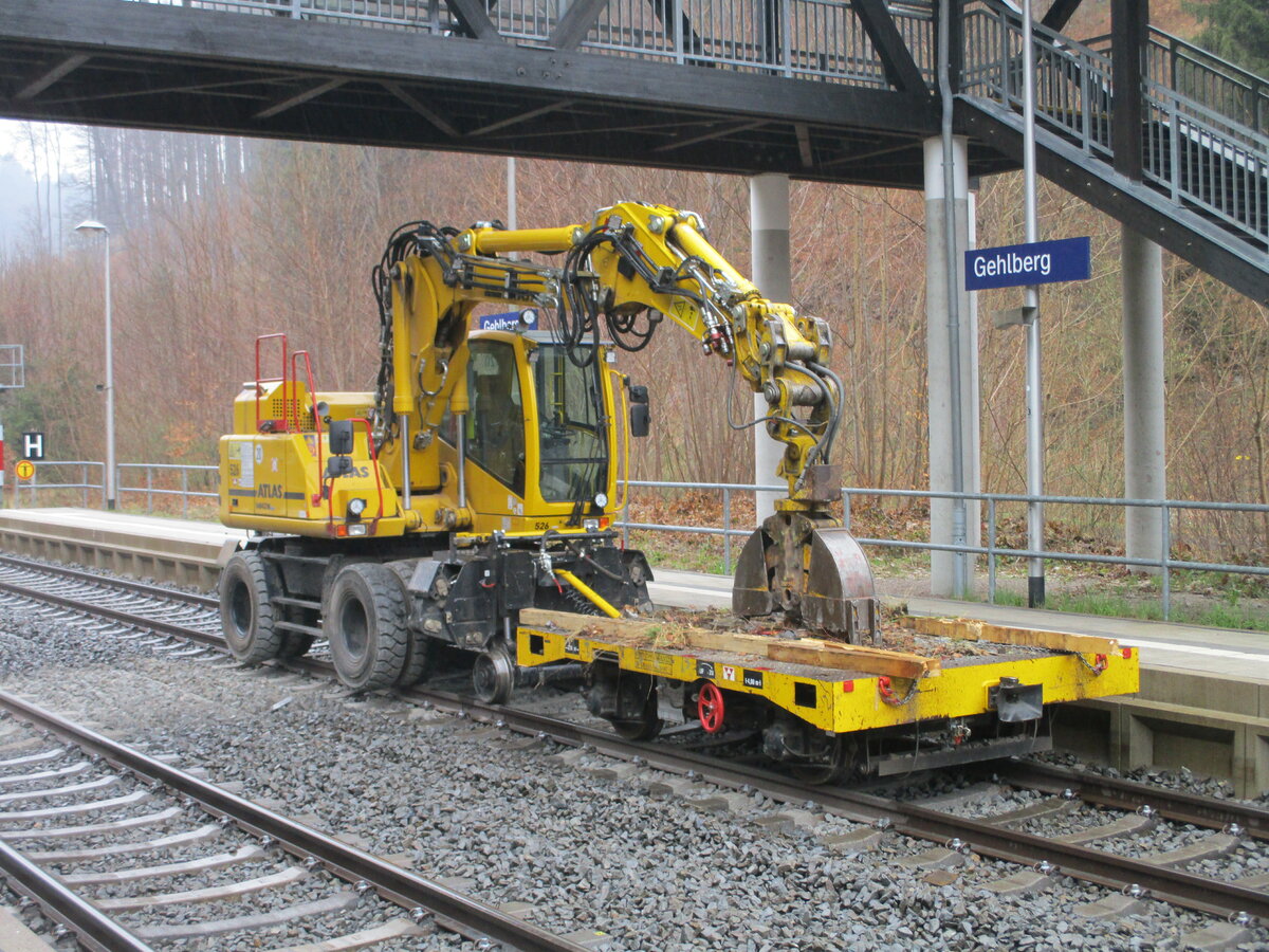 Zweiwegebagger auf dem Hauptgleis in Gehlberg am 24.April 2022.