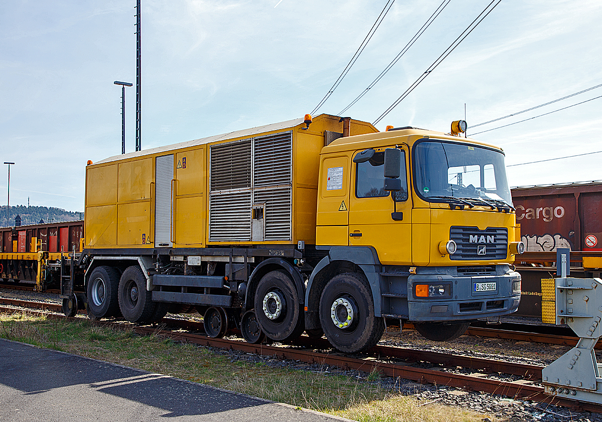 
Zweiwegefahrzeug MAN 35.414 mit Scheinenschwei�anlage (Schlatter Abbrennstumpfschweissanlage), Schweres Nebenfahrzeug Nr. 97 59 95 508 60-6, der SWT SERSA Welding Team GmbH (Berlin), abgestellt am 25.03.2017 beim ICE-Bahnhof Montabaur.

Das Fahrzeug besitzt zwei hydraulisch absenkbare Drehgestelle, deren R�der einzeln hydraulisch angetriebenen (�ber Innenverzahnung und Hydromotor) werden. Diese Schienenfahreinrichtung ist von ZWEIWEG.

Auf dem Fahrzeug befindet sich eine Abrennstumpfschwei�anlage, das eigentliche Schwei�ger�t wird mittels einer Hebevorrichtung von dem Fahrzeug an die Schiene gehoben. Zur Herstellung l�ckenloser Gleise wird weltweit zunehmend das Schienenabbrennstumpfschwei�en eingesetzt. Die wesentlichen Vorteile dieses Verfahren sind:
Gleichbleibende und reproduzierbare hohe Qualit�t der Schwei�ungen;
seitliche und vertikale Ausrichtqualit�t, insbesondere f�r Hochgeschwindigkeitsstrecken;
�u�erst einfache Bedienung;
und enorme Zeitersparnis gegen�ber herk�mmlichen Schwei�verfahren.
Die Abbrennstumpfschweissanlage System AMS60 ist von Schlatter Industries AG aus Schlieren (Schweiz).

Fahrzeugdaten Schiene (gem. Anschriftentafel):
Schweres Nebenfahrzeug Nr. 97 59 95 508 60-6
Art: Zweiwegefahrzeug MAN 35.414 mit Scheinenschwei�anlage
Spurweite: 1.435 mm
Eigengewicht: 33,3 t
Bremse: Hydr. Bremse
H�chstgeschwindigkeit : 50 km/h
Max. Anh�ngelast: 
Zur Mitfahrt zugel. Personen: 2
Achsanzahl: 4
Schienenfahrantrieb: Hydraulisch
