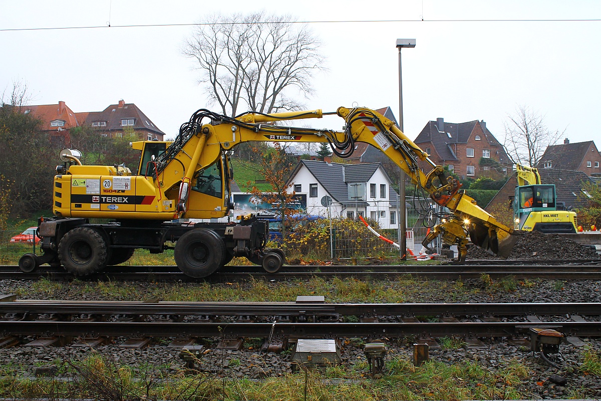 ZweiwegeFahrzeug Terex 1604 ZW-WB mit Abstützpratzen der Fa.Strube(Kleinwagen 97 51 08 558 60-5)mit spezieller Hebe-und Grabvorrichtung für Schwellen und Gleisbetten. Schleswig 16.11.2014