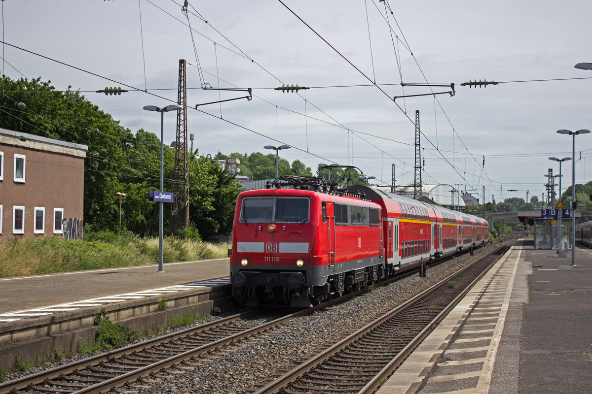 Zwischen all den modernen Triebwagen, die den Nahverkehr in Wuppertal erledigen, stechen die mit 111 bespannten Garnituren des RE4 hervor. Hier verlsst gerade 111 113 mit ihren Doppelstockwagen den Bahnhof Oberbarmen, um nach Aachen weiterzufahren.