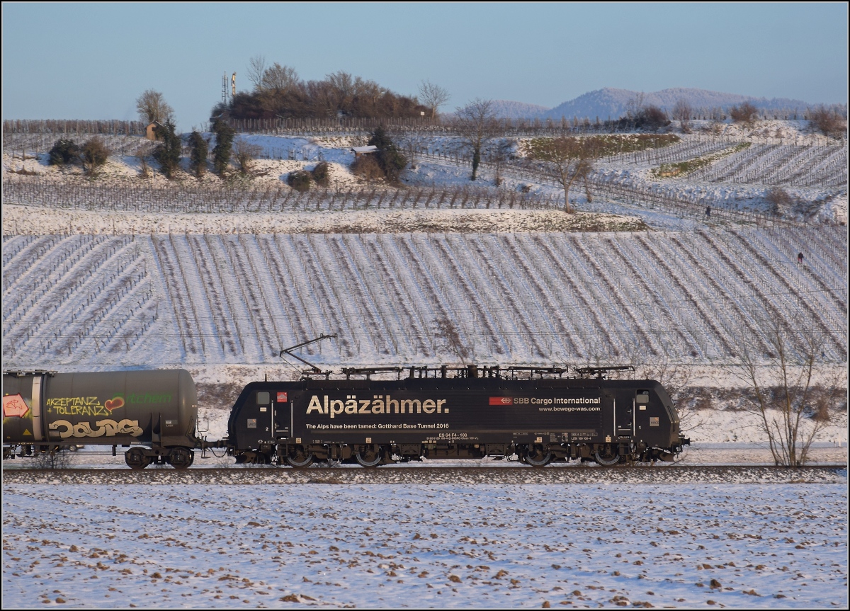 Zwischen Belchensystem und Blauendreieck. 

Alpenzähmer 189 108 nach Basel bei Buggingen. Februar 2021.