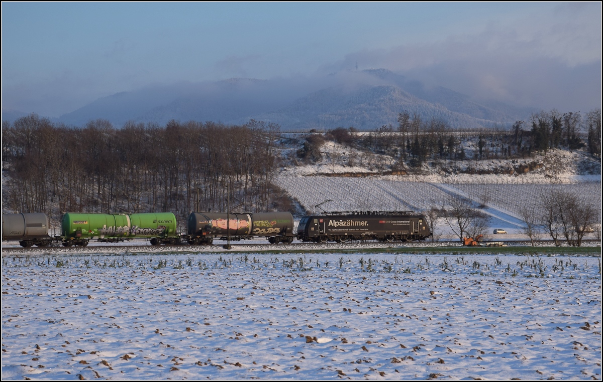 Zwischen Belchensystem und Blauendreieck. 

Alpenzähmer 189 108 nach Basel bei Buggingen. Februar 2021.