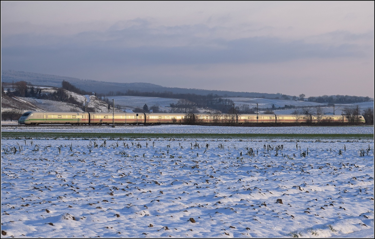 Zwischen Belchensystem und Blauendreieck. 

Ein ICE 2 verirrt sich selten in den Süden. Daher ein paar mehr Bilder des kurzen ICE auf der badischen Hauptbahn. 402 039 Essen nordwärts bei Buggingen. Februar 2021.