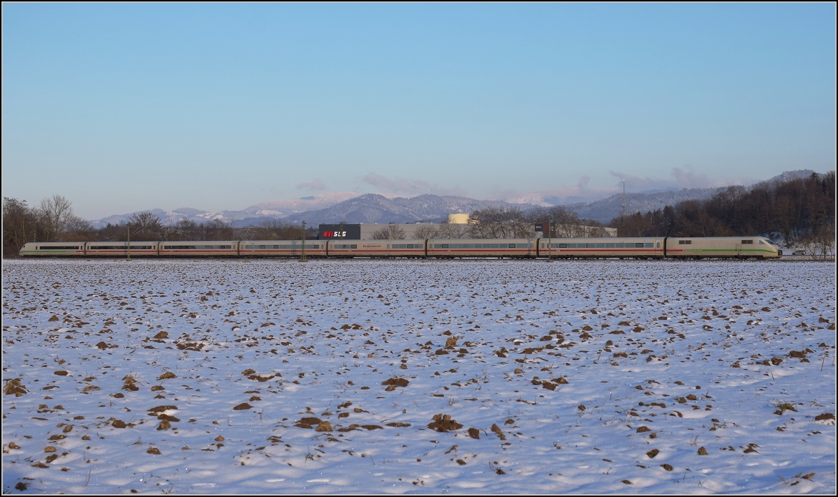 Zwischen Belchensystem und Blauendreieck. 

Ein ICE 2 verirrt sich selten in den Süden. Daher ein paar mehr Bilder des kurzen ICE auf der badischen Hauptbahn. 402 039 Essen nordwärts bei Buggingen. Februar 2021.