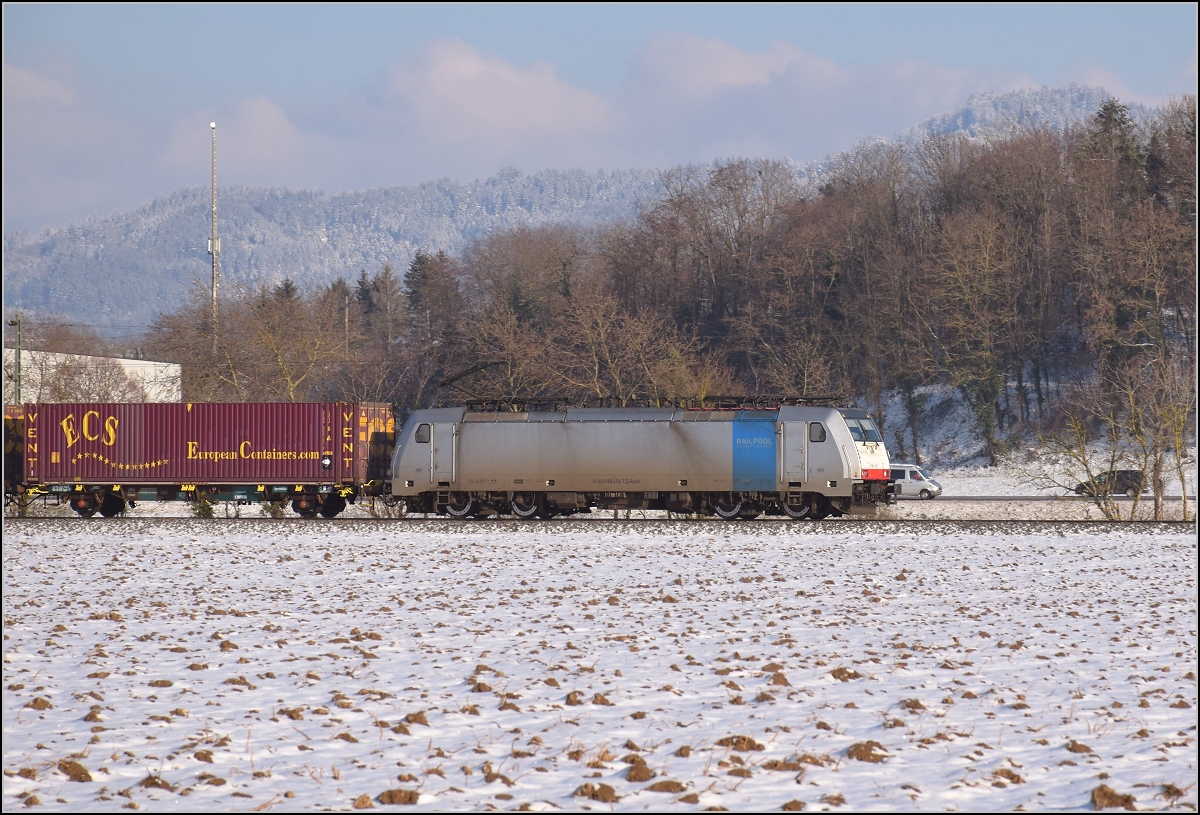 Zwischen Belchensystem und Blauendreieck. 

Richtung Basel fährt 186 901 der BLS Cargo. Buggingen, Februar 2021.