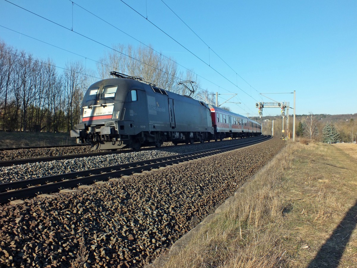 Zwischen Halle (Saale) und Eisenach setzt die DB neben zwei eigenen Tauri auch solche von MRCE ein. ES64U2-001, oder auch 182 501, gehrt zu diesen Lokomotiven und hat am spten Nachmittag des 12.3.14 Erfurt-Bischleben in Richtung Eisenach verlassen.