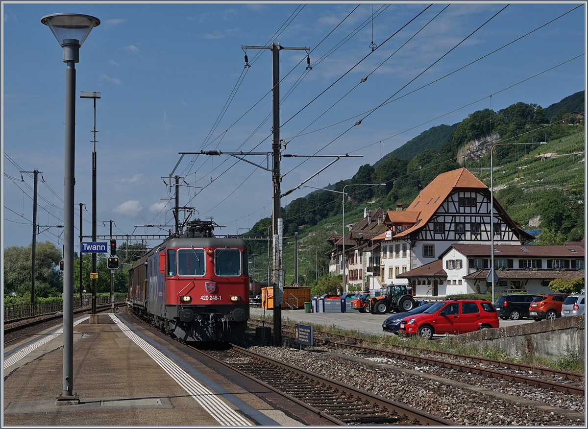 Zwischen Ligerz und Twann befindet sich der letzte Einspurabschnitt der Streck Lausanne - Biel/Bienne; das Bild zeigt die Re 420 246-1 welche von Ligerz kommend den Einspurabschnitt verlässt und durch den Bahnhof Twann fährt.
31. Juli 2017