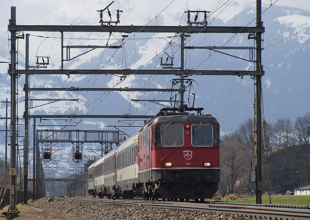 Zwischen Tr�bbach und Weite wird die Rheintalstrecke einspurig. Am 06.03.2012 passiert Re 4/4 II 11124 mit dem RHEINTAL-EXPRESS RE 3826 von Chur nach St. Gallen diese Stelle.