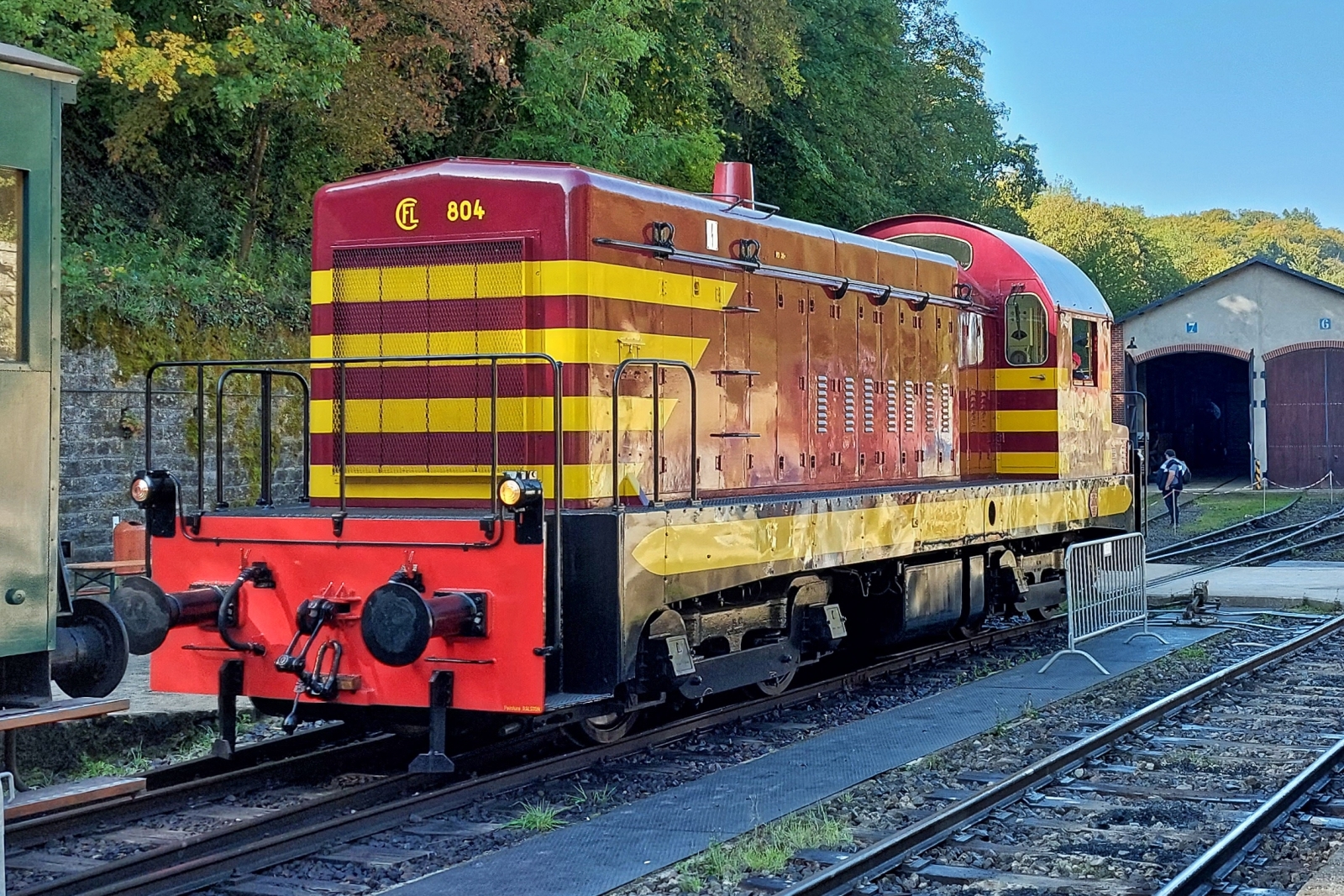 01.10.2023 Dieseltag im Fond de Gras. Diesellok 804 wird vor den Wagenzug gesetzt um diesen in kürze nach Petange zu ziehen. (Händy Foto Jeanne)