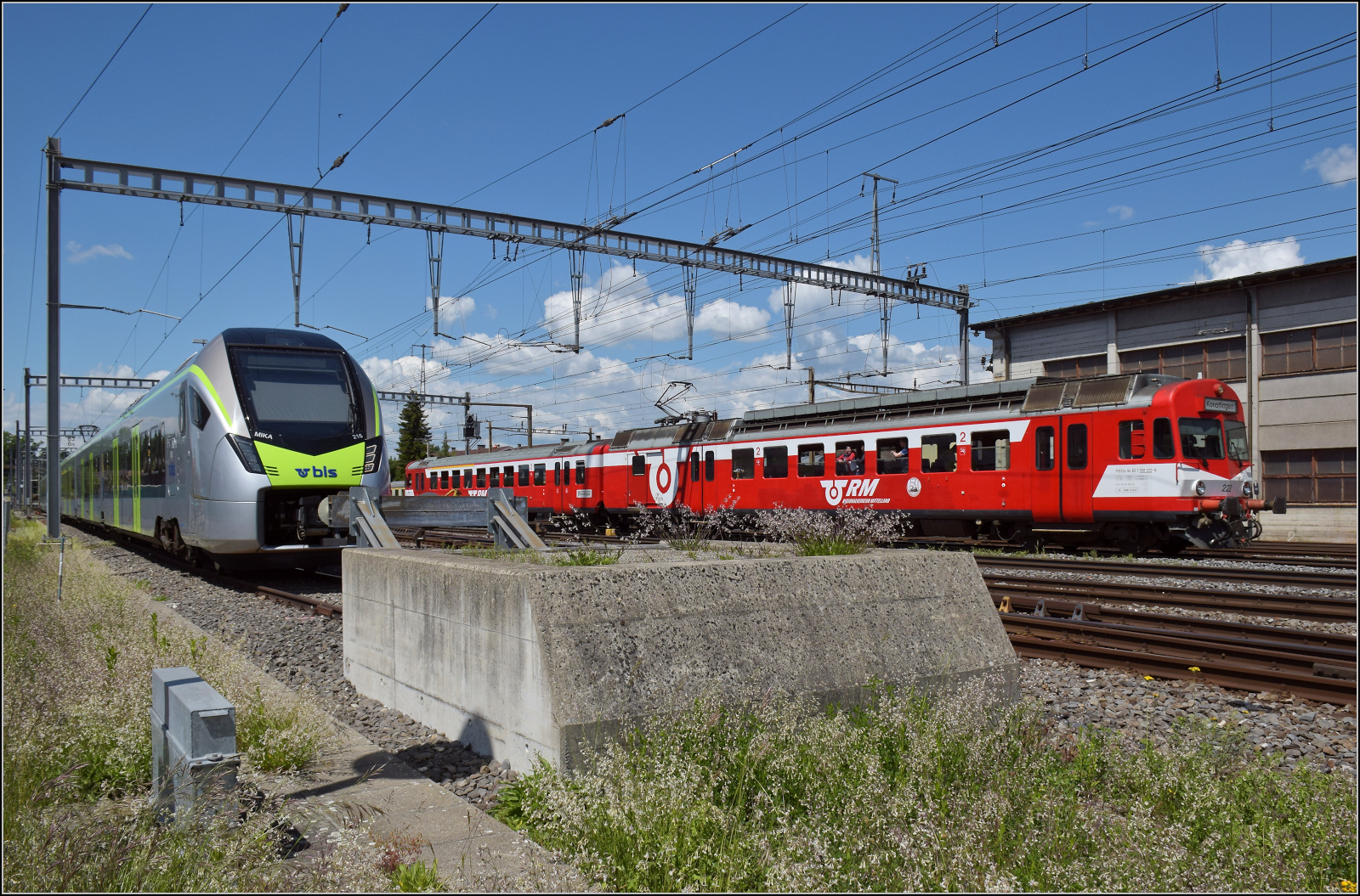 150 Jahre Emmentalbahn

Während RABe 528 216 leider nicht vom Lokführer heim in die Garage mitgenommen wurde, bietet sich mit RABe 566 222 ein schöner Generationenvergleich an. Letzterer wird für die Fahrt nach Konolfingen bereitgestellt. Beide Fahrzeuge waren jeweils die neuesten Generationen. Insbesondere auf die Türtechnik des RABe 566 sei hingewiesen, die seinerzeit erstmals in der Schweiz die Neuerung Schwenkschiebetüren brachte, heute der Standard in Bahnfahrzeugen. Burgdorf, Mai 2025.