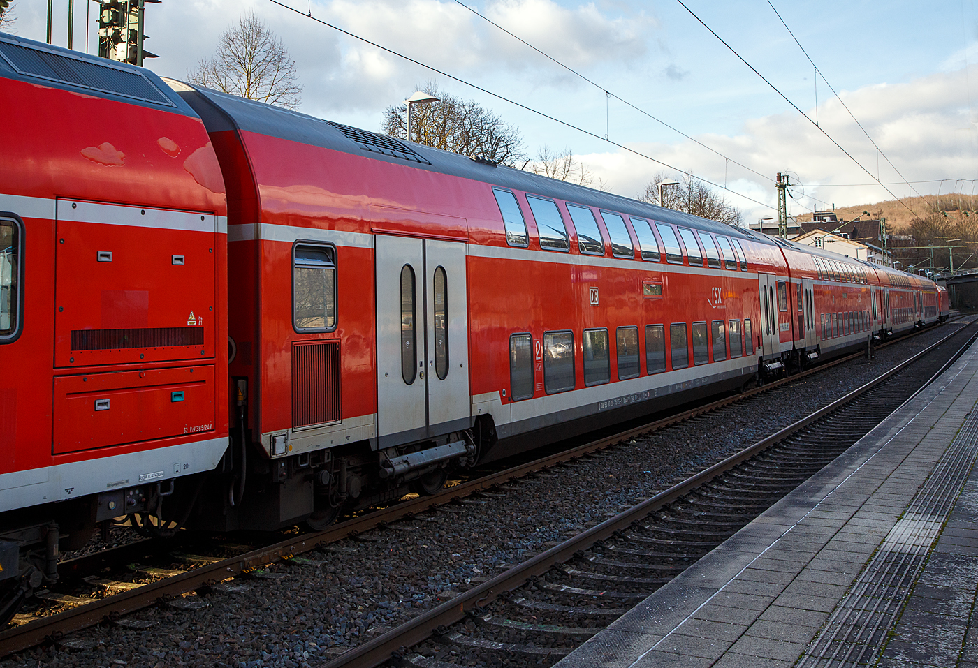 2. Klasse klimatisierter Doppelstock-Reisezugwagen (Hocheinstiegs-Dosto) D-DB 50 80 26-75 051-5 der Gattung DBpza 753.5, vom rsx - Rhein-Sieg-Express der DB Regio NRW, am 17.01.2023 im Zugverband vom RE 9 im Bahnhof Kirchen (Sieg). 

Der Wagen wurde 1999 von der Deutsche Waggonbau AG (DWA) in Grlitz gebaut.

TECHNISCHE DATEN: 
Gattung/Bauart: DBpza 753.5,
Spurweite: 1.435 mm
Anzahl der Achsen: 4
Lnge ber Puffer: 26.800 mm
Wagenkastenlnge: 26 400 mm
Wagenkastenbreite: 2.784 mm
Hhe ber Schienenoberkante: 4.631 mm
Drehzapfenabstand: 20.000 mm
Achsstand im Drehgestell: 2 500 mm
Drehgestellbauart:  Grlitz VIII
Leergewicht:  49 t
Hchstgeschwindigkeit: 160 km/h 
Sitzpltze: 139in der 2. Klasse
Toiletten: 1, geschlossenes System
Einstieg: Hoch
Bremse: KE-R-A-Mg (D)
Bemerkung : 1 Mehrzweckabteil; eingeschrnkt dieselloktauglich