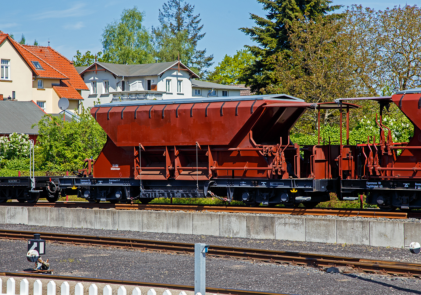 4-achsiger Schmalspur Schotterwagen als Selbstentladewagen mit Schleppkorb 23-026 der MBB - Mecklenburgischen Bäderbahn Molli GmbH, ex LMBV (Lausitzer Braunkohlentagebau) abgestellt am 15.05.2022 im Bahnhof Bad Doberan.

TECHNISCHE DATEN:
Spurweite:  900 mm
Länge über Puffer: 11.000 mm
Drehzapfenabstand: 6.500 mm
Eigengewicht: 18 t
Tragfähigkeit: 42 t
Bremse: K-P