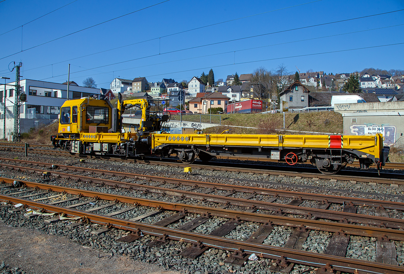 741 601 ein GAF 100 R/Modernisiert der DB Netz AG (Schweres Nebenfahrzeug Nr. 97 17 50 138 18-4) mit einem vorgestellten Gleiskraftwagenanhänger H27, fährt am 24.03.2021 auf der Siegstrecke (KBS 460) durch Niederschelden in Richtung Siegen. Das GAF 100 R wurde 1996 von GBM (Gleisbaumechanik Brandenburg/H. GmbH) unter der Fabriknummer 52.1.112 gebaut und 2018 modernisiert.