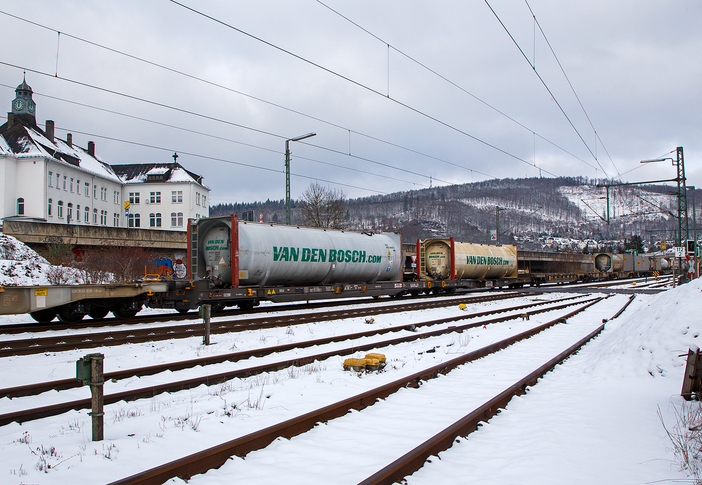 Achtachsiger niedrig gelegte Doppelwagen Mega II (Trag-/Taschenwagen-Doppeleinheit) der Serie I + II, 83 85 493 3 064-8 CH-HUPAC der Gattung Sdggmrrs, der Hupac Intermodal SA, im Zugverband am 21.01.2023 bei der Zugdurchfahrt in Niederschelden (Sieg), beladen mit zwei Tank-Containern.

Diese Wageneinheiten bestehen aus einer niedrigen Tragwagenhälfte für Container und Wechselbehälter („CT“) und einer niedrigen Taschenwagenhälfte („SK“). Die beiden Wagenhälften sind mit einer, im Normalbetrieb nicht zu trennenden, (von den Waggons der RoLa, Saadkms 690, abgeleiteten) Kurzkupplung verbunden.

Dieser Wagen wurden bereits 1997 von Waggonfabrik Talbot in Aachen gebaut. Bei Talbot wurde die 1. Serie von 74 Wagen gebaut, die 2. bis 4. Serie wurde von der Ferriere Cattaneo in Giubiasco (CH) gebaut.

TECHNISCHE DATEN:
Spurweite: 1.435 mm
Länge über Puffer: 36.680 mm
Drehzapfenabstand: 2 x 13.350 mm
Achsabstand im Drehgestellen: 1.800 mm
Eigengewicht: 35.200 kg
Max. Zuladung bei Lastgrenze: 93,0 t (ab Streckenklasse A)
Max. Geschwindigkeit: 100 km/h (beladen) / 120 km/h (leer)
Kleinster befahrbarer Gleisbogen: R 75 m
Bremse: O-GP-A (K)
Feststellbremse: Ja
Intern. Verwendungsfähigkeit: Privatwagen
