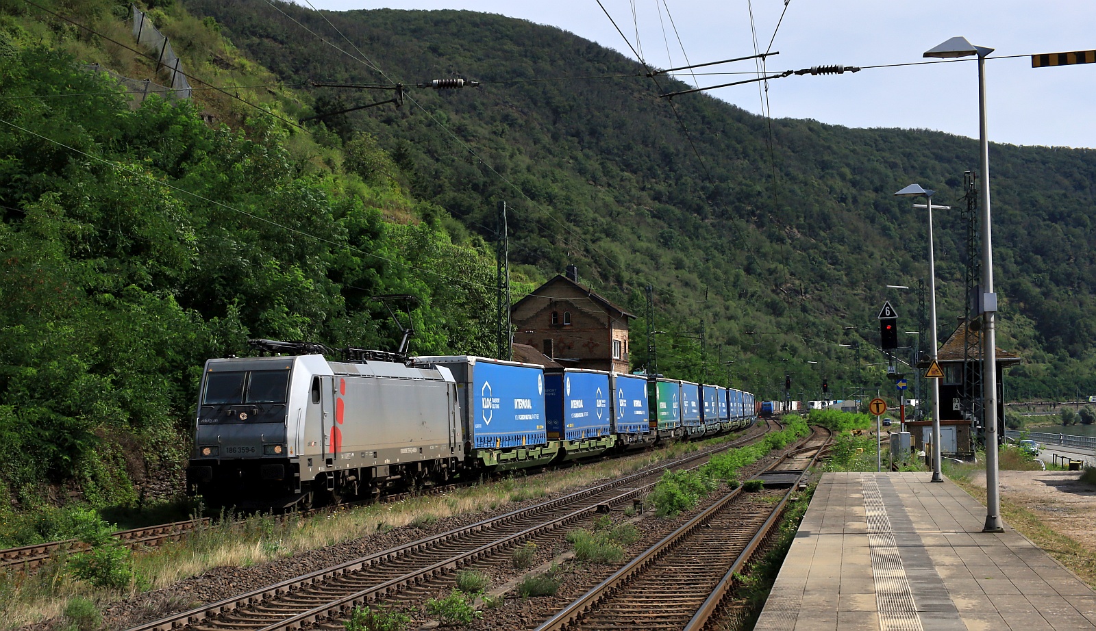 AKIEM 186 359-6 REV/25.10.18 mit dem KLOG KLV gen Koblenz. Kaub 06.08.2024