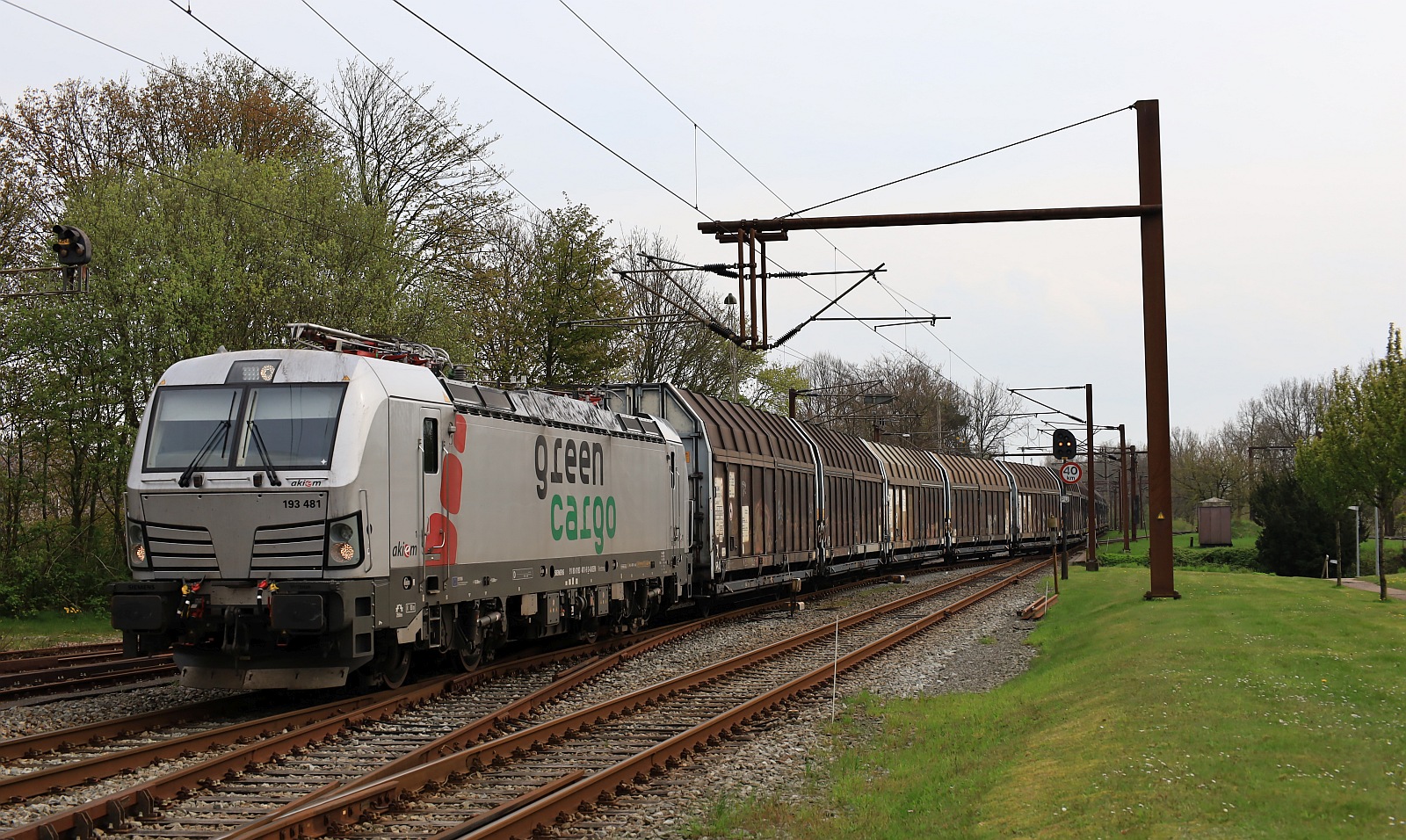 AKIEM/GreenCargo 193 481-9, REV/MMAL/25.10.23 mit einem der  Volvo-Züge  Einfahrt Pattburg/DK. 27.04.2024