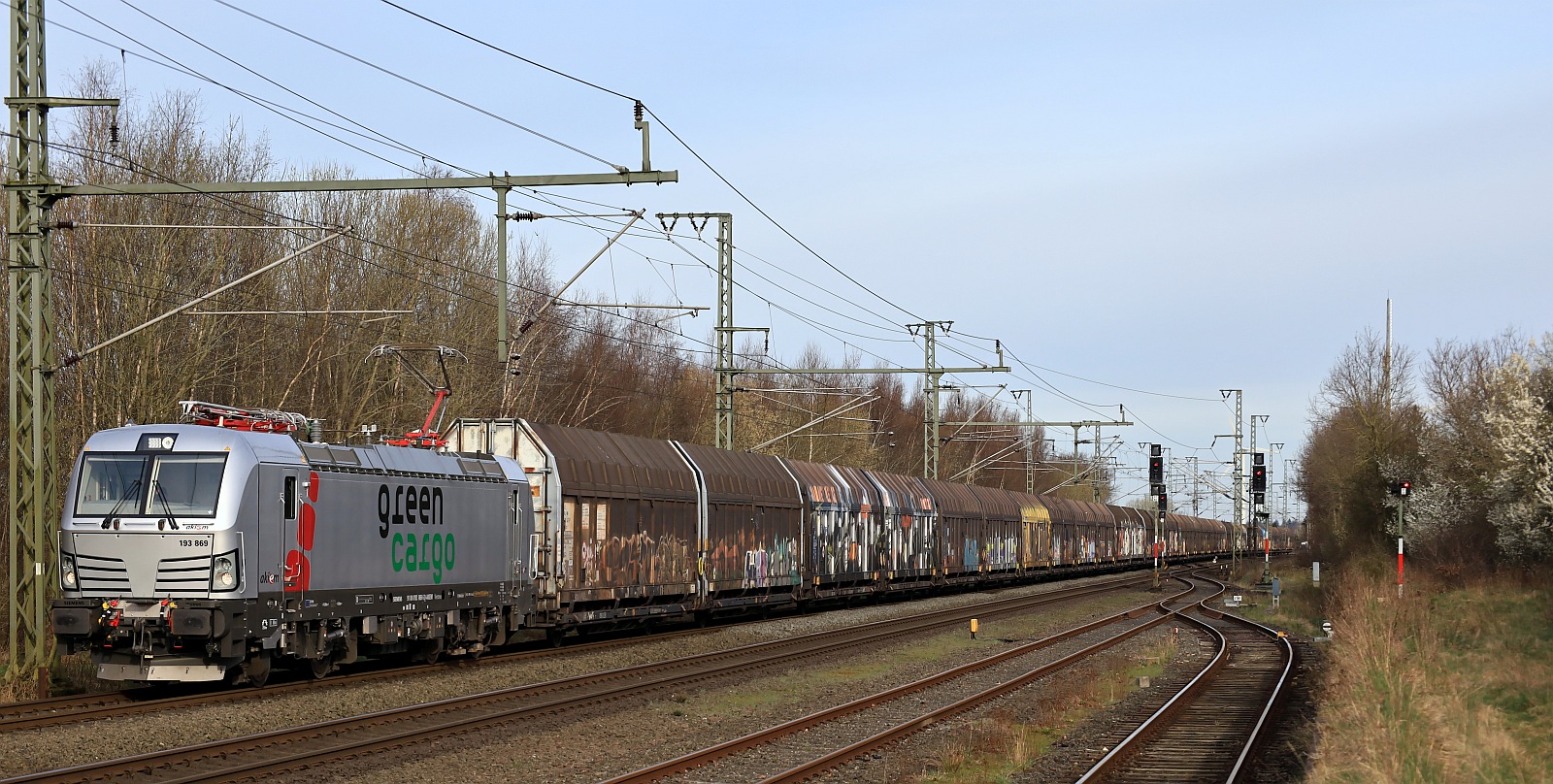 AKIEM/GreenCargo 193 869-5 REV/MMAL/31.01.24 mit Volvozug Richtung Süden unterwegs. Jübek 26.03.2024