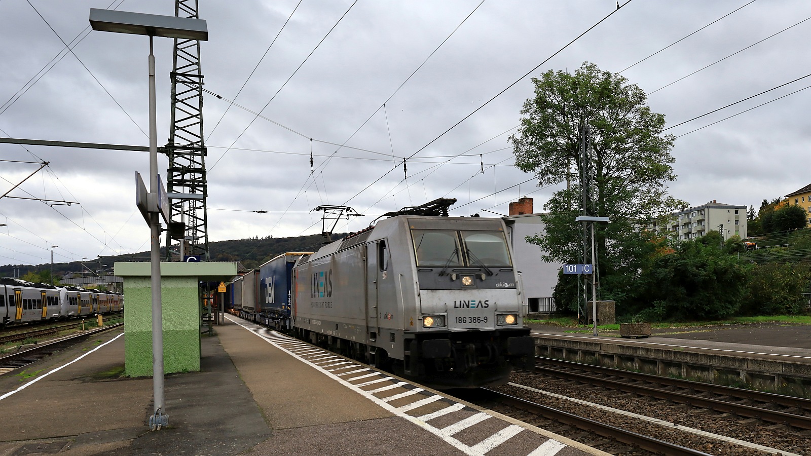 AKIEM/Lineas 186 386-9 mit KLV. Bingen Hbf 22.10.2023