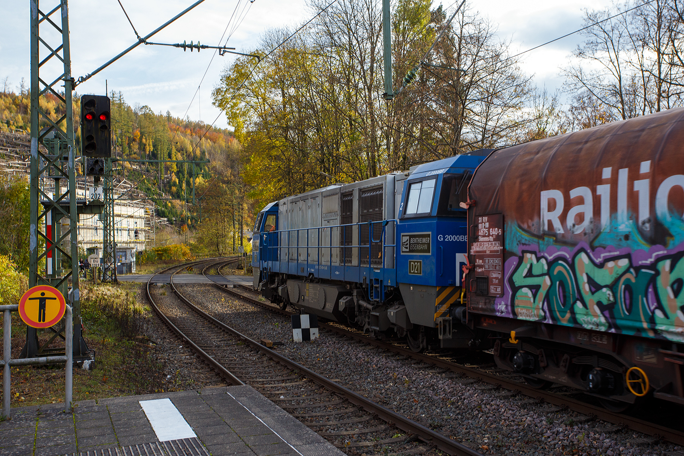 Aktuell besteht bei der KSW (Kreisbahn Siegen-Wittgenstein) z.Z. Lokmangel, so ist neben der 272 408-6 / D20 auch die 272 409-4 / D21, an die KSW vermietet. Beide sind Vossloh G 2000BB (mit symmetrischem Führerhaus).

Die an die KSW vermietete 272 409-4 / D21 (92 80 1272 409-4 D-BE) der Bentheimer Eisenbahn, ex Rurtalbahn V 204 (92 80 1272 409-4 D-RTBC), eine Vossloh G 2000 BB (mit symmetrischem Führerhaus), fährt am 31 Oktober 2025 mit einem Coilzug durch Kirchen/Sieg in Richtung Betzdorf. Nach dem Umsetzen (Fahrtrichtungswechsel) in Betzdorf/Sieg geht es dann über die Hellertalbahn (KBS 462) nach Herdorf. 

Die Vossloh G 2000-3 BB (mit symmetrischem Führerhaus) wurde 2008 von Vossloh in Kiel unter der Fabriknummer 5001753 gebaut und als V 204
(92 80 1272 409-4 D-RTB) an die RTB - Rurtalbahn GmbH in Düren geliefert. Im Jahr 2016 ging sie an die RTB CARGO GmbH. Anfang 2018 ging sie über Vossloh Locomotives GmbH an die BE - Bentheimer Eisenbahn AG in Nordhorn, wo sie nun D 21 bezeichnet wird. Die Lok hat die UIC-Zulassungen für Deutschland, die Niederlande und Belgien. Seit dem 26.09.2025 ist sie nun an die KSW - Kreisbahn Siegen-Wittgenstein GmbH vermietet.