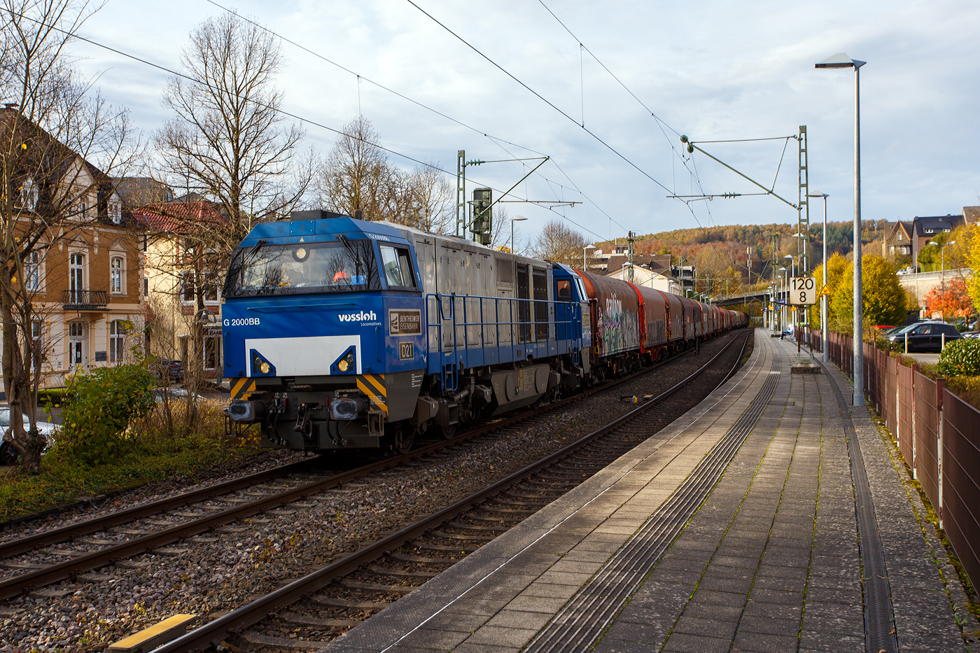 Aktuell besteht bei der KSW (Kreisbahn Siegen-Wittgenstein) z.Z. Lokmangel, so ist neben der 272 408-6 / D20 auch die 272 409-4 / D21, an die KSW vermietet. Beide sind Vossloh G 2000BB (mit symmetrischem Führerhaus).

Die an die KSW vermietete 272 409-4 / D21 (92 80 1272 409-4 D-BE) der Bentheimer Eisenbahn, ex Rurtalbahn V 204 (92 80 1272 409-4 D-RTBC), eine Vossloh G 2000 BB (mit symmetrischem Führerhaus), fährt am 31 Oktober 2025 mit einem Coilzug durch Kirchen/Sieg in Richtung Betzdorf. Nach dem Umsetzen (Fahrtrichtungswechsel) in Betzdorf/Sieg geht es dann über die Hellertalbahn (KBS 462) nach Herdorf. 

Die Vossloh G 2000-3 BB (mit symmetrischem Führerhaus) wurde 2008 von Vossloh in Kiel unter der Fabriknummer 5001753 gebaut und als V 204
(92 80 1272 409-4 D-RTB) an die RTB - Rurtalbahn GmbH in Düren geliefert. Im Jahr 2016 ging sie an die RTB CARGO GmbH. Anfang 2018 ging sie über Vossloh Locomotives GmbH an die BE - Bentheimer Eisenbahn AG in Nordhorn, wo sie nun D 21 bezeichnet wird. Die Lok hat die UIC-Zulassungen für Deutschland, die Niederlande und Belgien. Seit dem 26.09.2025 ist sie nun an die KSW - Kreisbahn Siegen-Wittgenstein GmbH vermietet.