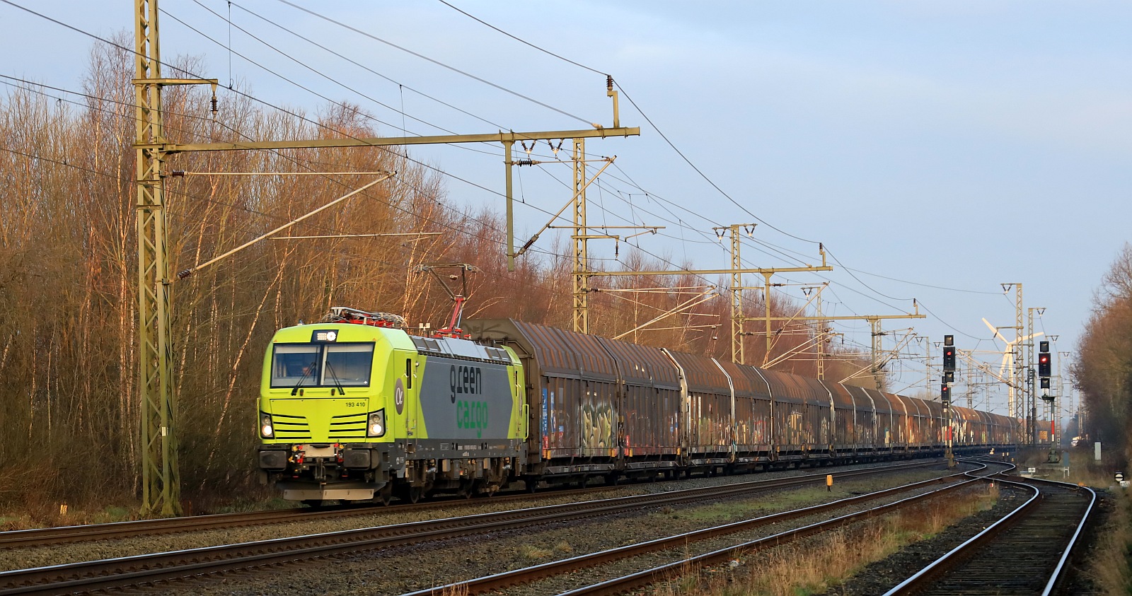 AlphaTrains/GreenCargo 193 410-8, REV/MMAL/06.10.23 mit dem Volvo-Zug auf dem Weg nach Süden. Jübek 01.03.2024