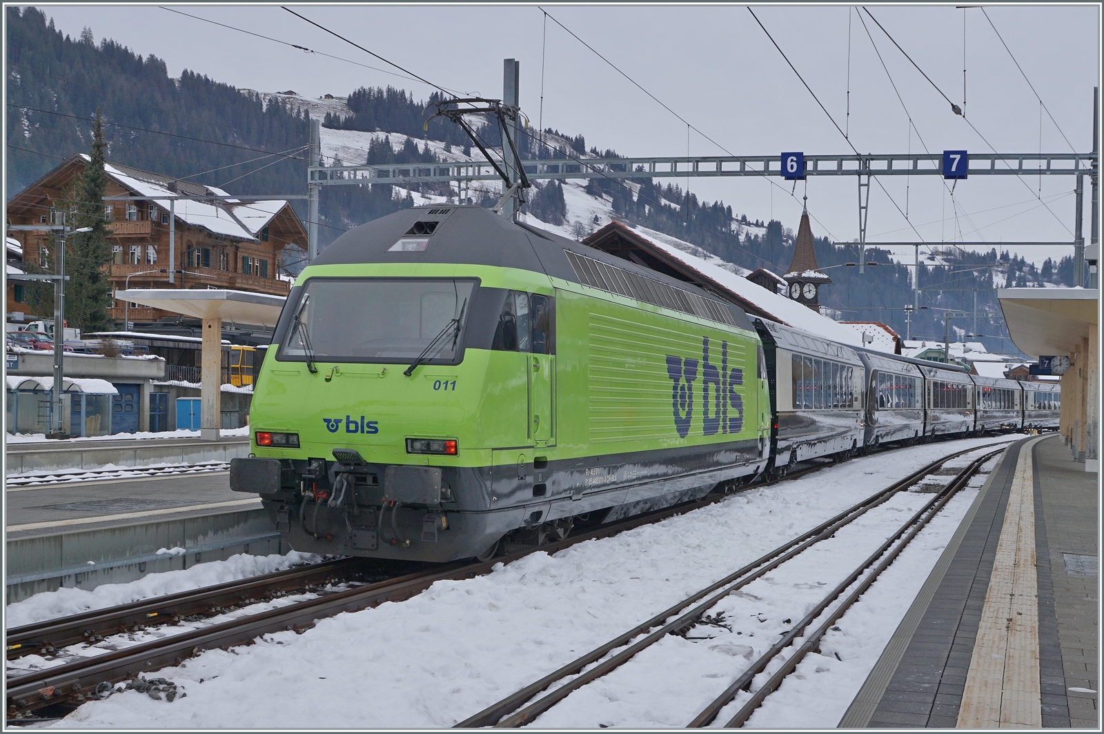 Am anderen Ende des Zugs, nachdem der Strom umgestellt wurde übernimmt die BLS Re 465 mit einem Interface Wagen den Zug. 

15. Dezember 2021