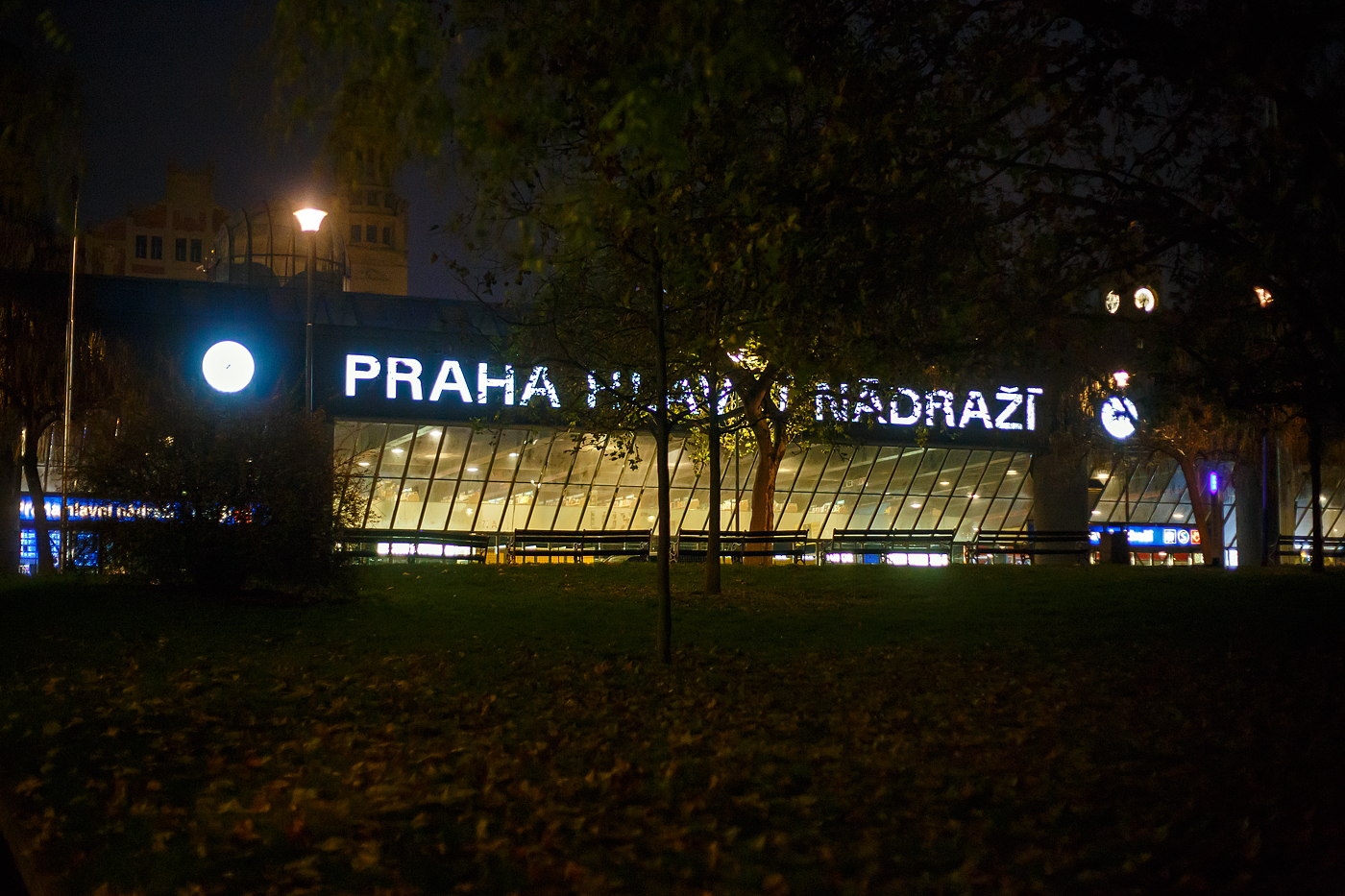 Am frühen Morgen des 24.11.2022 der Eingang zum  Prager Hauptbahnhof (Praha hlavni nadrazi) kommt in Sicht.