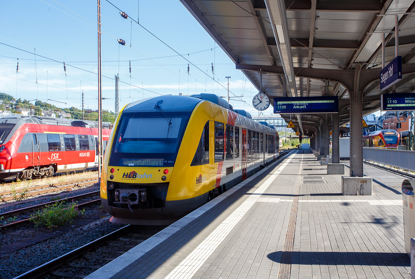 An diesem Wochenende war bundesweit an vielen Orten im Rahmen der  Europ�ische Mobilit�tswoche  der „Tag der Schiene 2023“ so auch in Siegen beim KSW Bahnhof Siegen-Eintracht war am 17.09.2023 Tag der offenen T�r. F�r die Anfahrt gab es kostenlose Pendelfahrten zwischen den Veranstaltungsorten Siegen Hbf und Siegen Eintracht. So hat hier der VT 265 (95 80 0648 165-8 D-HEB /95 80 0648 665-7 D-HEB), ein Alstom Coradia LINT 41 der HLB (Hessische Landesbahn GmbH), auf Werkstattfahrt den Hbf Siegen erreicht. Der uns gleichdrauf zum Bahnhof Siegen-Eintracht bringt, wo sich u.a. auch die Werkst�tten f�r die HLN befinden (daher zugzielanzeige „Werkstattfahrt“).